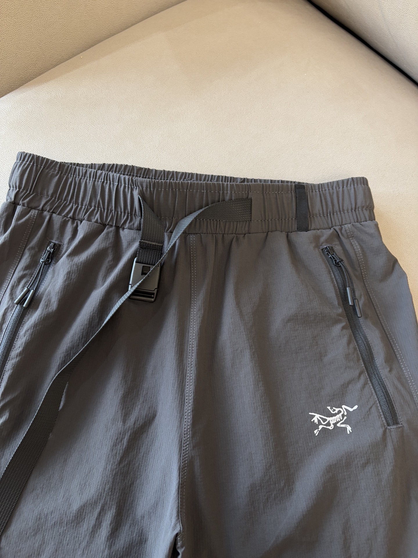 ARCTERYX 始祖鸟 2025夏季新款 短裤  休闲裤，专柜定制面料 透气舒适度高，细节无可挑剔，品