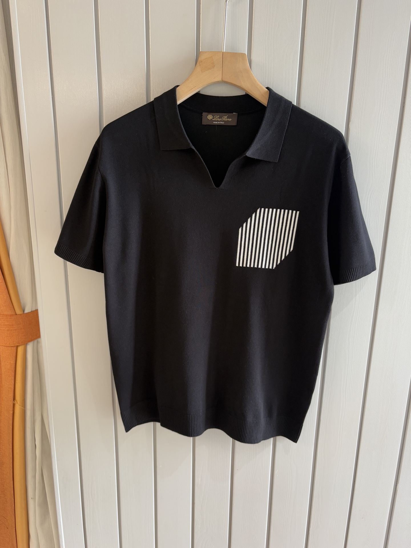 NO:474673,Time-consuming King' diamond jacquard design selects ultra-fine high-quality yarn lapel short-sleeved men's collection 'Time-consuming King' round neck and elegant craftsmanship, which touches the skin with high-end style. The ingenuity of diamond hollow jacquard is a three-dimensional diamond jacquard that takes months to carve. The architectural aesthetic texture is weaved between warp and weft. The light and shadow penetrate through, and the gestures show low-key luxury. Classic grid lapel short-sleeved design Simple lapel outlines neat lines, and short-sleeved tailoring is suitable for multiple scenes - the layered suit during business meetings shows elegance, casual wear reveals gentleman's taste, and the collection style never fades. The ultimate quality testimony of details Precision turning ensures that the seams are flat, the bone position is reinforced and durable without deformation; the neckline threads have been washed and tested, and they are still as crisp as new as they wear for a long time, and every detail is a testimony of 'time-consuming'.  Code number M-3XL001, T-shirt, business suit, alexander wang19860909耗时王”菱形提花设计甄选超细优质纱线翻领短袖男士典藏款「耗时王」圆领奢雅工艺,触肤即高阶. 匠心底蕴菱形镂空提花 耗时数月雕琢的立体菱形提花,经纬间织就建筑美学肌理,光影穿透时显隐交错,举手投足尽展低调奢华. 经典型格翻领短袖设计 简约翻领勾勒利落线条,短袖剪裁适配多场景——商务会晤时叠搭西装显儒雅,休闲时光单穿流露绅士品味,典藏款型永不褪色. 细节至臻品质见证 精密车工确保接缝平整,骨位加固耐穿不变形；领口螺纹经水洗测试,久穿仍挺括如新,每一处细节皆为「耗时」证言. 码数M-3XL001,,T-shirt,business suit,alexander wang,Men's clothing