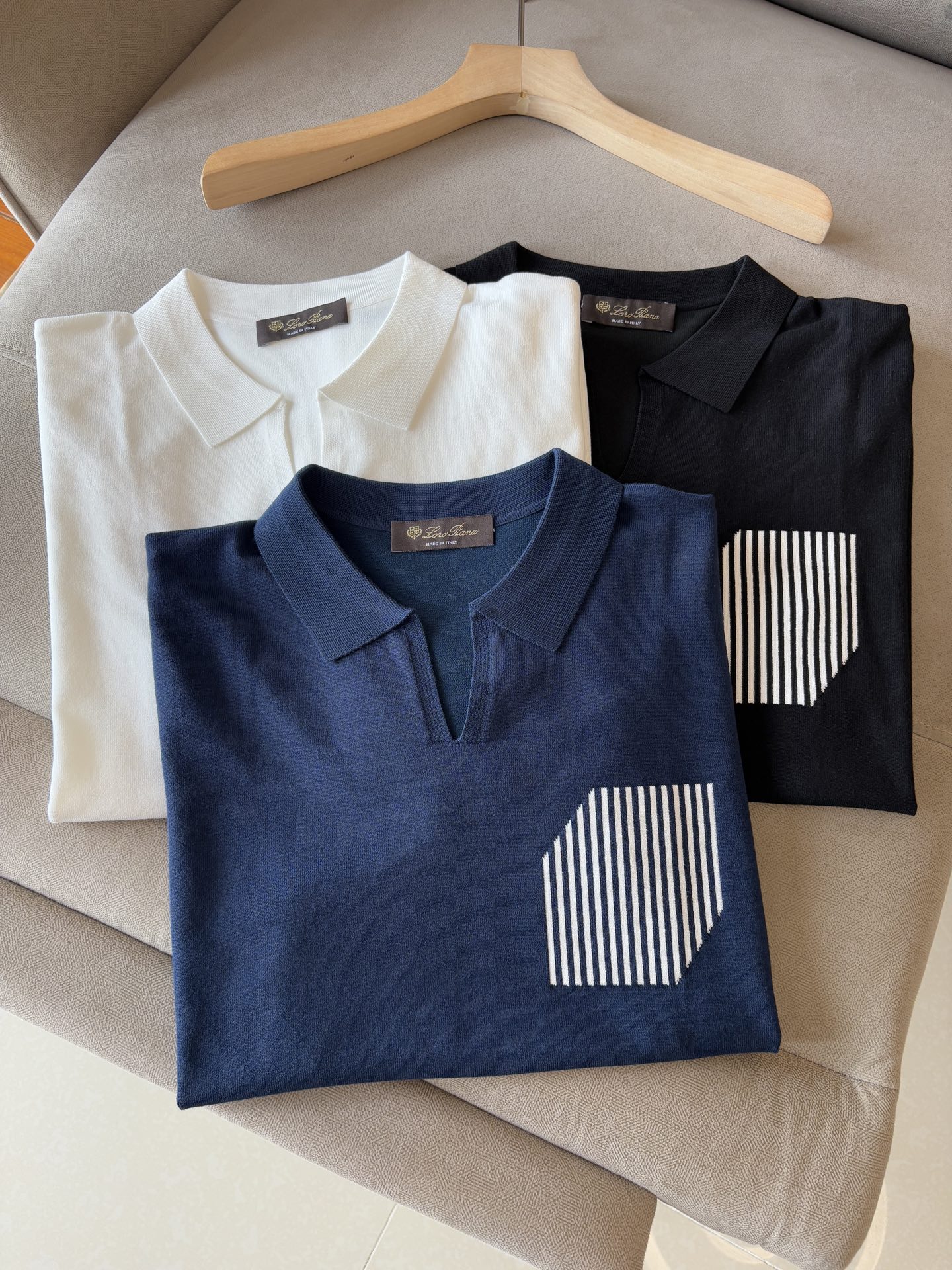 NO:462750,Time-consuming King' diamond jacquard design selects ultra-fine high-quality yarn lapel short-sleeved men's collection 'Time-consuming King' round neck and elegant craftsmanship, which touches the skin with high-end style. The ingenuity of diamond hollow jacquard is a three-dimensional diamond jacquard that takes months to carve. The architectural aesthetic texture is weaved between warp and weft. The light and shadow penetrate through, and the gestures show low-key luxury. Classic grid lapel short-sleeved design Simple lapel outlines neat lines, and short-sleeved tailoring is suitable for multiple scenes - the layered suit during business meetings shows elegance, casual wear reveals gentleman's taste, and the collection style never fades. The ultimate quality testimony of details Precision turning ensures that the seams are flat, the bone position is reinforced and durable without deformation; the neckline threads have been washed and tested, and they are still as crisp as new as they wear for a long time, and every detail is a testimony of 'time-consuming'.  Code number M-3XL001, T-shirt, business suit, alexander wang19860909耗时王”菱形提花设计甄选超细优质纱线翻领短袖男士典藏款「耗时王」圆领奢雅工艺,触肤即高阶. 匠心底蕴菱形镂空提花 耗时数月雕琢的立体菱形提花,经纬间织就建筑美学肌理,光影穿透时显隐交错,举手投足尽展低调奢华. 经典型格翻领短袖设计 简约翻领勾勒利落线条,短袖剪裁适配多场景——商务会晤时叠搭西装显儒雅,休闲时光单穿流露绅士品味,典藏款型永不褪色. 细节至臻品质见证 精密车工确保接缝平整,骨位加固耐穿不变形；领口螺纹经水洗测试,久穿仍挺括如新,每一处细节皆为「耗时」证言. 码数M-3XL001,,T-shirt,business suit,alexander wang,Men's clothing