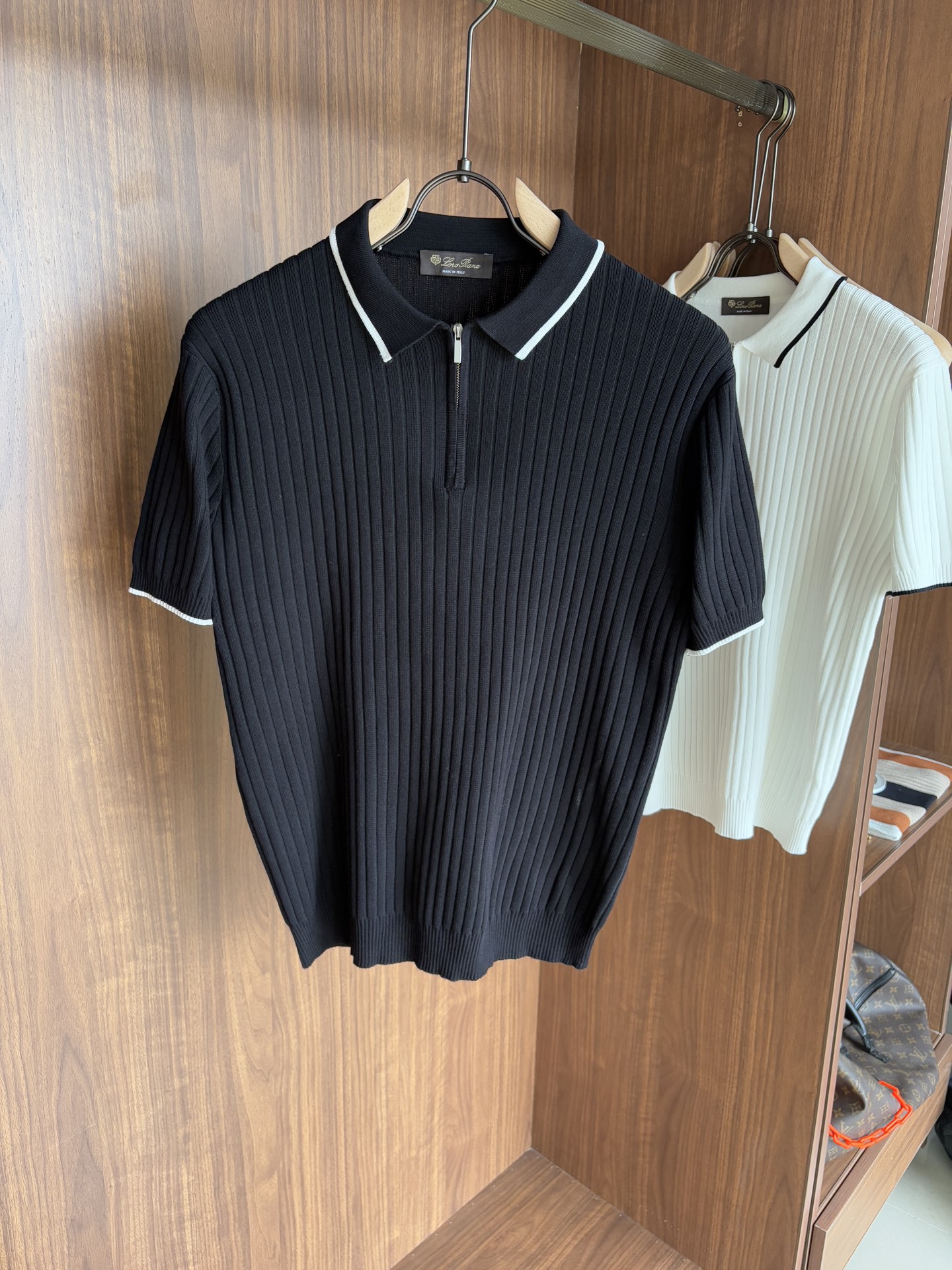 NO:467503,Time-consuming King' diamond jacquard design selects ultra-fine high-quality yarn lapel short-sleeved men's collection 'Time-consuming King' round neck and elegant craftsmanship, which touches the skin with high-end style. The ingenuity of diamond hollow jacquard is a three-dimensional diamond jacquard that takes months to carve. The architectural aesthetic texture is weaved between warp and weft. The light and shadow penetrate through, and the gestures show low-key luxury. Classic grid lapel short-sleeved design Simple lapel outlines neat lines, and short-sleeved tailoring is suitable for multiple scenes - the layered suit during business meetings shows elegance, casual wear reveals gentleman's taste, and the collection style never fades. The ultimate quality testimony of details Precision turning ensures that the seams are flat, the bone position is reinforced and durable without deformation; the neckline threads have been washed and tested, and they are still as crisp as new as they wear for a long time, and every detail is a testimony of 'time-consuming'.  Code number M-3XL001, T-shirt, business suit, alexander wang19860909耗时王”菱形提花设计甄选超细优质纱线翻领短袖男士典藏款「耗时王」圆领奢雅工艺,触肤即高阶. 匠心底蕴菱形镂空提花 耗时数月雕琢的立体菱形提花,经纬间织就建筑美学肌理,光影穿透时显隐交错,举手投足尽展低调奢华. 经典型格翻领短袖设计 简约翻领勾勒利落线条,短袖剪裁适配多场景——商务会晤时叠搭西装显儒雅,休闲时光单穿流露绅士品味,典藏款型永不褪色. 细节至臻品质见证 精密车工确保接缝平整,骨位加固耐穿不变形；领口螺纹经水洗测试,久穿仍挺括如新,每一处细节皆为「耗时」证言. 码数M-3XL001,,T-shirt,business suit,alexander wang,Men's clothing