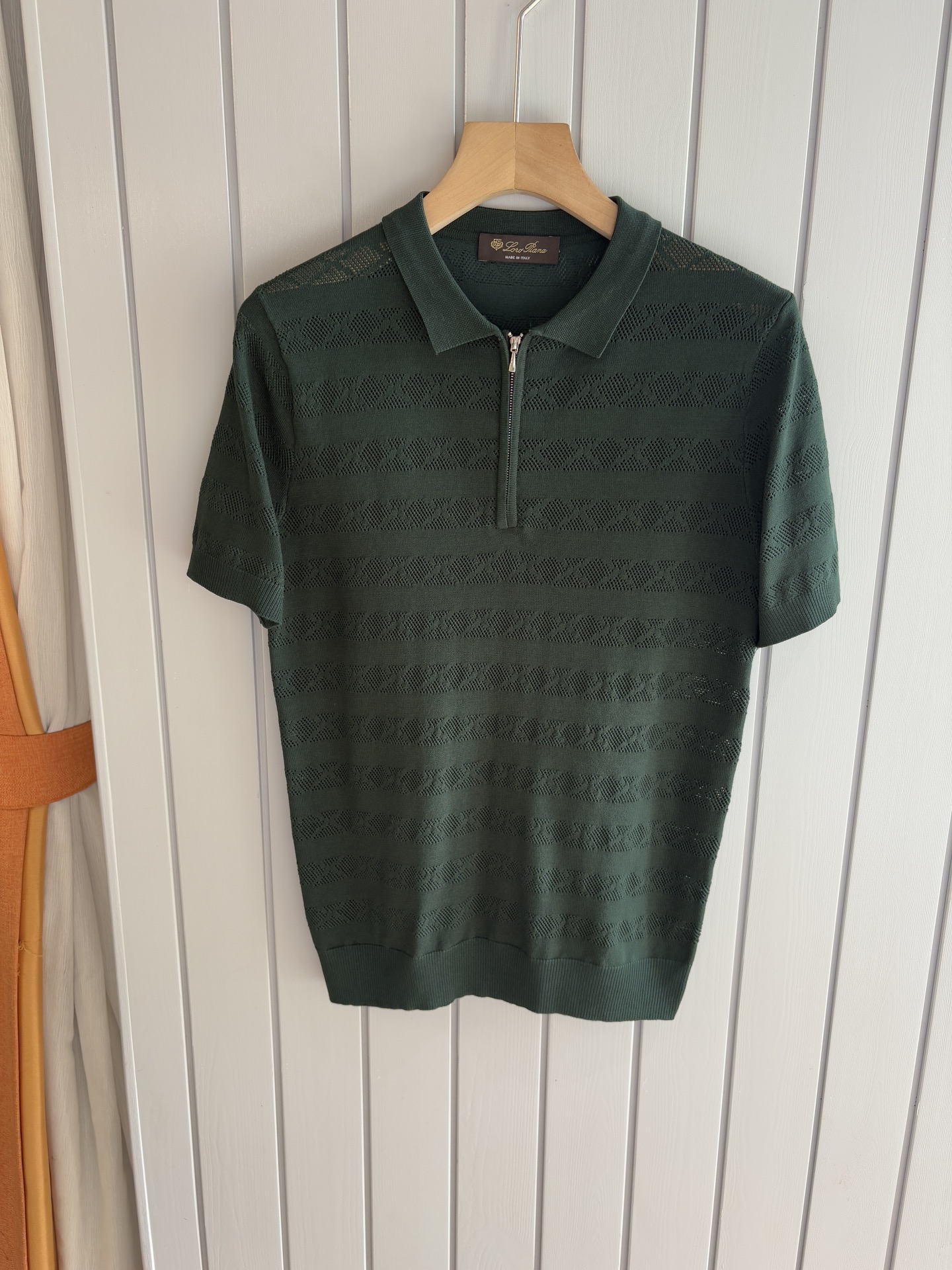 NO:452924,Time-consuming King' diamond jacquard design selects ultra-fine high-quality yarn lapel short-sleeved men's collection 'Time-consuming King' round neck and elegant craftsmanship, which touches the skin with high-end style. The ingenuity of diamond hollow jacquard is a three-dimensional diamond jacquard that takes months to carve. The architectural aesthetic texture is weaved between warp and weft. The light and shadow penetrate through, and the gestures show low-key luxury. Classic grid lapel short-sleeved design Simple lapel outlines neat lines, and short-sleeved tailoring is suitable for multiple scenes - the layered suit during business meetings shows elegance, casual wear reveals gentleman's taste, and the collection style never fades. The ultimate quality testimony of details Precision turning ensures that the seams are flat, the bone position is reinforced and durable without deformation; the neckline threads have been washed and tested, and they are still as crisp as new as they wear for a long time, and every detail is a testimony of 'time-consuming'.  Code number M-3XL001, T-shirt, business suit, alexander wang19860909耗时王”菱形提花设计甄选超细优质纱线翻领短袖男士典藏款「耗时王」圆领奢雅工艺,触肤即高阶. 匠心底蕴菱形镂空提花 耗时数月雕琢的立体菱形提花,经纬间织就建筑美学肌理,光影穿透时显隐交错,举手投足尽展低调奢华. 经典型格翻领短袖设计 简约翻领勾勒利落线条,短袖剪裁适配多场景——商务会晤时叠搭西装显儒雅,休闲时光单穿流露绅士品味,典藏款型永不褪色. 细节至臻品质见证 精密车工确保接缝平整,骨位加固耐穿不变形；领口螺纹经水洗测试,久穿仍挺括如新,每一处细节皆为「耗时」证言. 码数M-3XL001,,T-shirt,business suit,alexander wang,Men's clothing