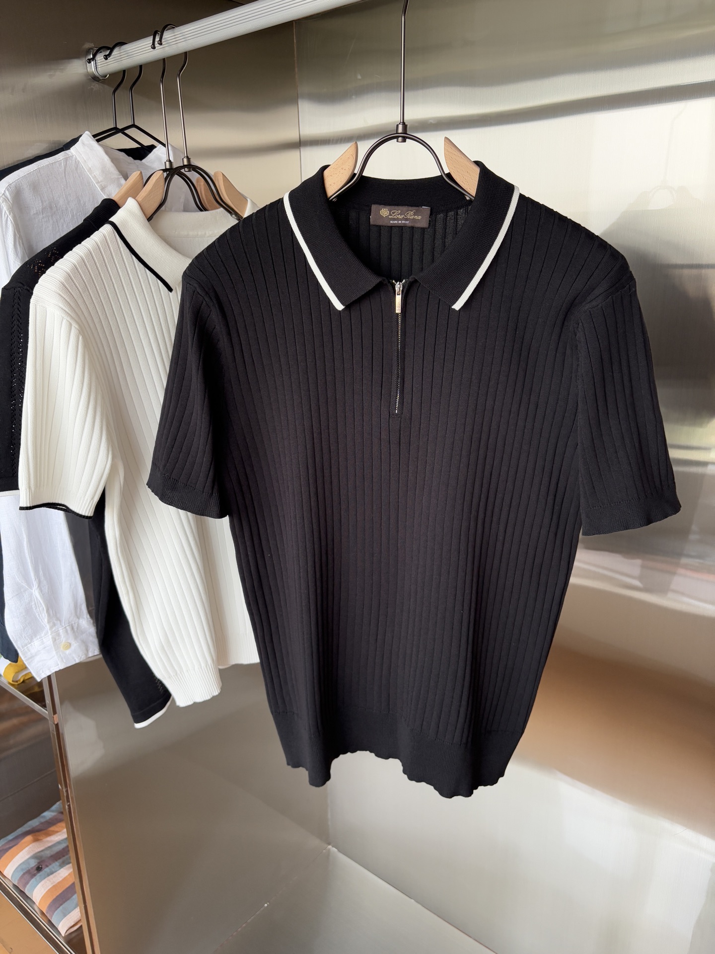 NO:456059,Time-consuming King' diamond jacquard design selects ultra-fine high-quality yarn lapel short-sleeved men's collection 'Time-consuming King' round neck and elegant craftsmanship, which touches the skin with high-end style. The ingenuity of diamond hollow jacquard is a three-dimensional diamond jacquard that takes months to carve. The architectural aesthetic texture is weaved between warp and weft. The light and shadow penetrate through, and the gestures show low-key luxury. Classic grid lapel short-sleeved design Simple lapel outlines neat lines, and short-sleeved tailoring is suitable for multiple scenes - the layered suit during business meetings shows elegance, casual wear reveals gentleman's taste, and the collection style never fades. The ultimate quality testimony of details Precision turning ensures that the seams are flat, the bone position is reinforced and durable without deformation; the neckline threads have been washed and tested, and they are still as crisp as new as they wear for a long time, and every detail is a testimony of 'time-consuming'.  Code number M-3XL001, T-shirt, business suit, alexander wang19860909耗时王”菱形提花设计甄选超细优质纱线翻领短袖男士典藏款「耗时王」圆领奢雅工艺,触肤即高阶. 匠心底蕴菱形镂空提花 耗时数月雕琢的立体菱形提花,经纬间织就建筑美学肌理,光影穿透时显隐交错,举手投足尽展低调奢华. 经典型格翻领短袖设计 简约翻领勾勒利落线条,短袖剪裁适配多场景——商务会晤时叠搭西装显儒雅,休闲时光单穿流露绅士品味,典藏款型永不褪色. 细节至臻品质见证 精密车工确保接缝平整,骨位加固耐穿不变形；领口螺纹经水洗测试,久穿仍挺括如新,每一处细节皆为「耗时」证言. 码数M-3XL001,,T-shirt,business suit,alexander wang,Men's clothing