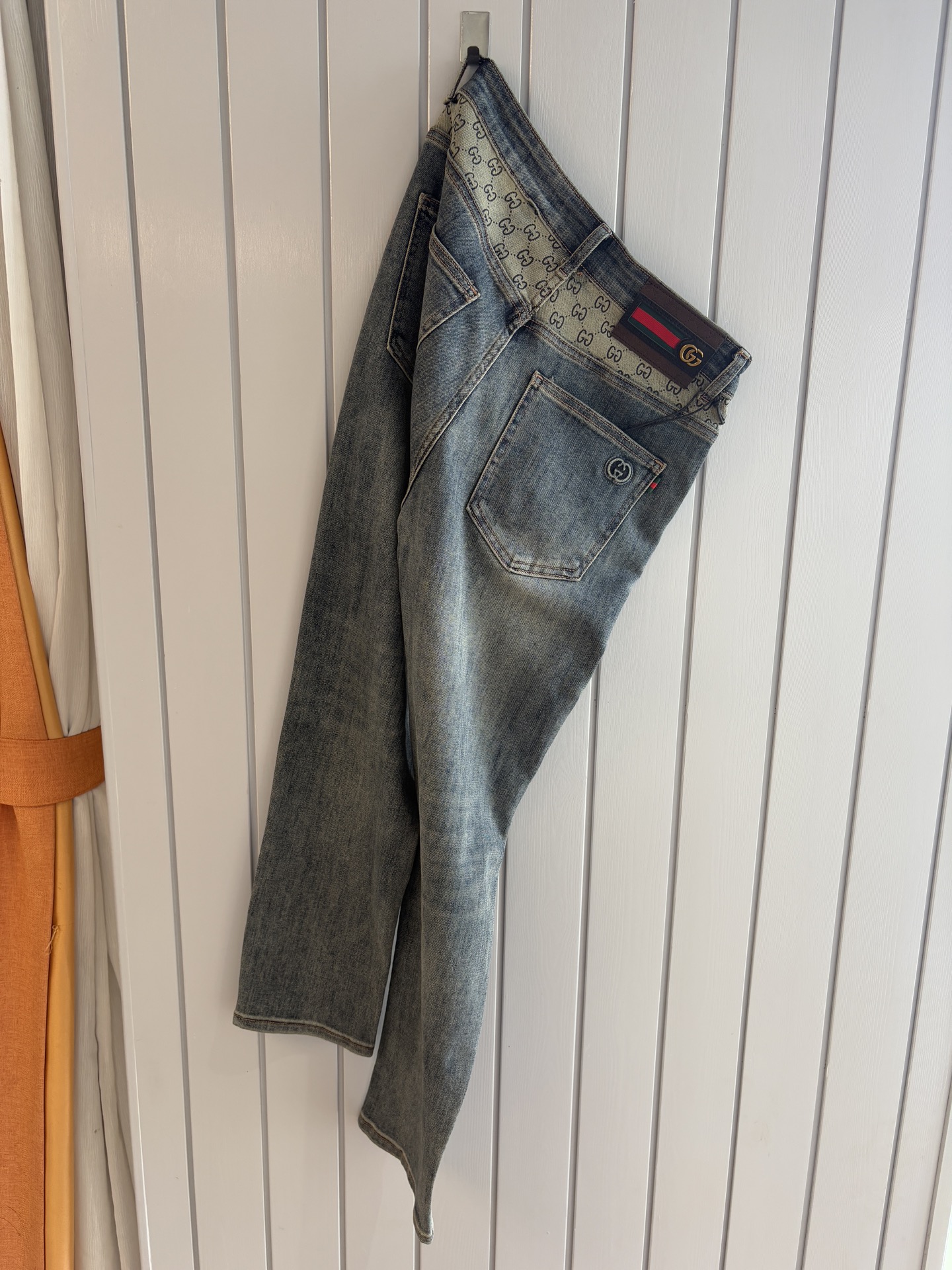 NO:524293,A super stylish jeans, customized original washing denim fabric, unique design, top-grade embroidery craft letter pattern logo, original hardware and auxiliary decoration, an extremely superior jeans, the materials and craftsmanship are extremely luxurious and exquisite, the grade is extremely high, the upper body is handsome and stylish, recommended, 003 yards 28-38 without 35; 37, jeans, alexander wang19860909超级有范儿的一款牛仔裤,定制原版水洗牛仔面料,独特设计,顶级刺绣工艺字母图案logo,原版五金辅料装饰,极为翘楚的一款牛仔裤,用料与工艺都极致奢华精湛,档次极高,上身帅气有型,推荐,003码数28-38没35；37,,jeans,alexander wang,Men's clothing