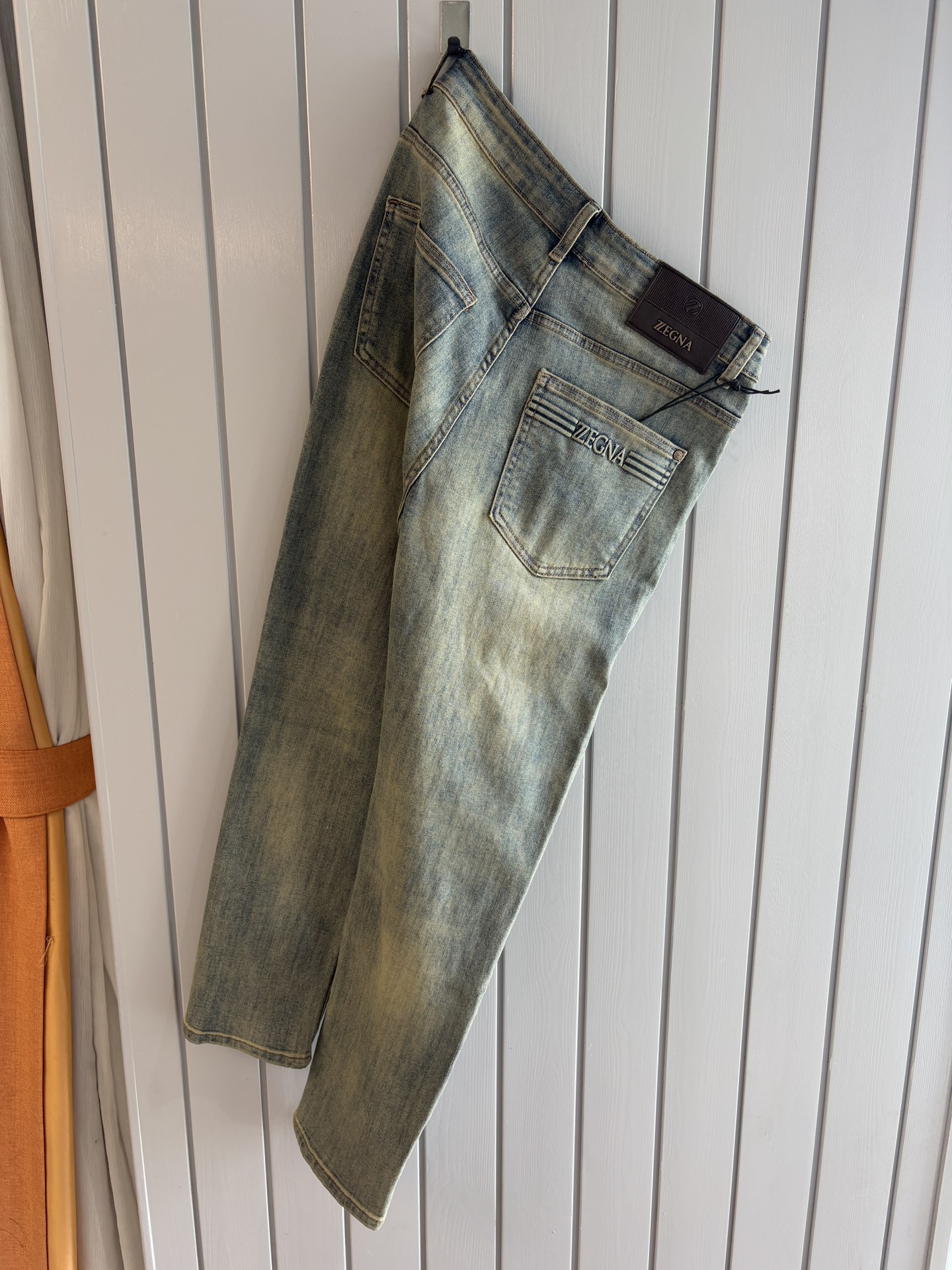 NO:456825,A super stylish jeans, customized original washing denim fabric, unique design, top-grade embroidery craft letter pattern logo, original hardware and auxiliary decoration, an extremely superior jeans, the materials and craftsmanship are extremely luxurious and exquisite, the grade is extremely high, the upper body is handsome and stylish, recommended, 003 yards 28-38 without 35; 37, jeans, alexander wang19860909超级有范儿的一款牛仔裤,定制原版水洗牛仔面料,独特设计,顶级刺绣工艺字母图案logo,原版五金辅料装饰,极为翘楚的一款牛仔裤,用料与工艺都极致奢华精湛,档次极高,上身帅气有型,推荐,003码数28-38没35；37,,jeans,alexander wang,Men's clothing