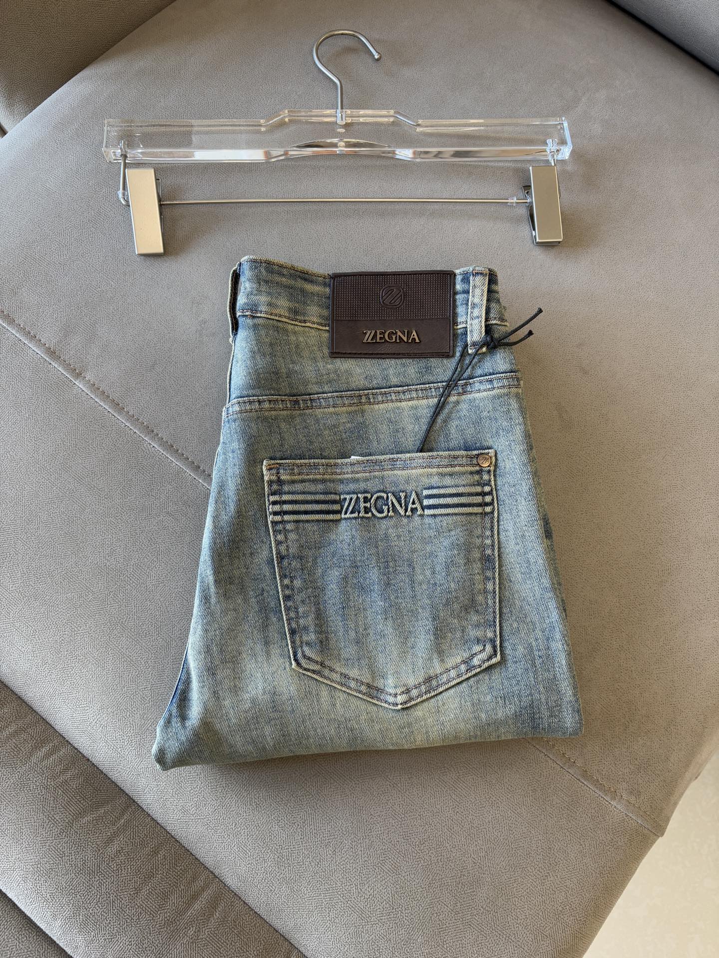 NO:462666,A super stylish jeans, customized original washing denim fabric, unique design, top-grade embroidery craft letter pattern logo, original hardware and auxiliary decoration, an extremely superior jeans, the materials and craftsmanship are extremely luxurious and exquisite, the grade is extremely high, the upper body is handsome and stylish, recommended, 003 yards 28-38 without 35; 37, jeans, alexander wang19860909超级有范儿的一款牛仔裤,定制原版水洗牛仔面料,独特设计,顶级刺绣工艺字母图案logo,原版五金辅料装饰,极为翘楚的一款牛仔裤,用料与工艺都极致奢华精湛,档次极高,上身帅气有型,推荐,003码数28-38没35；37,,jeans,alexander wang,Men's clothing