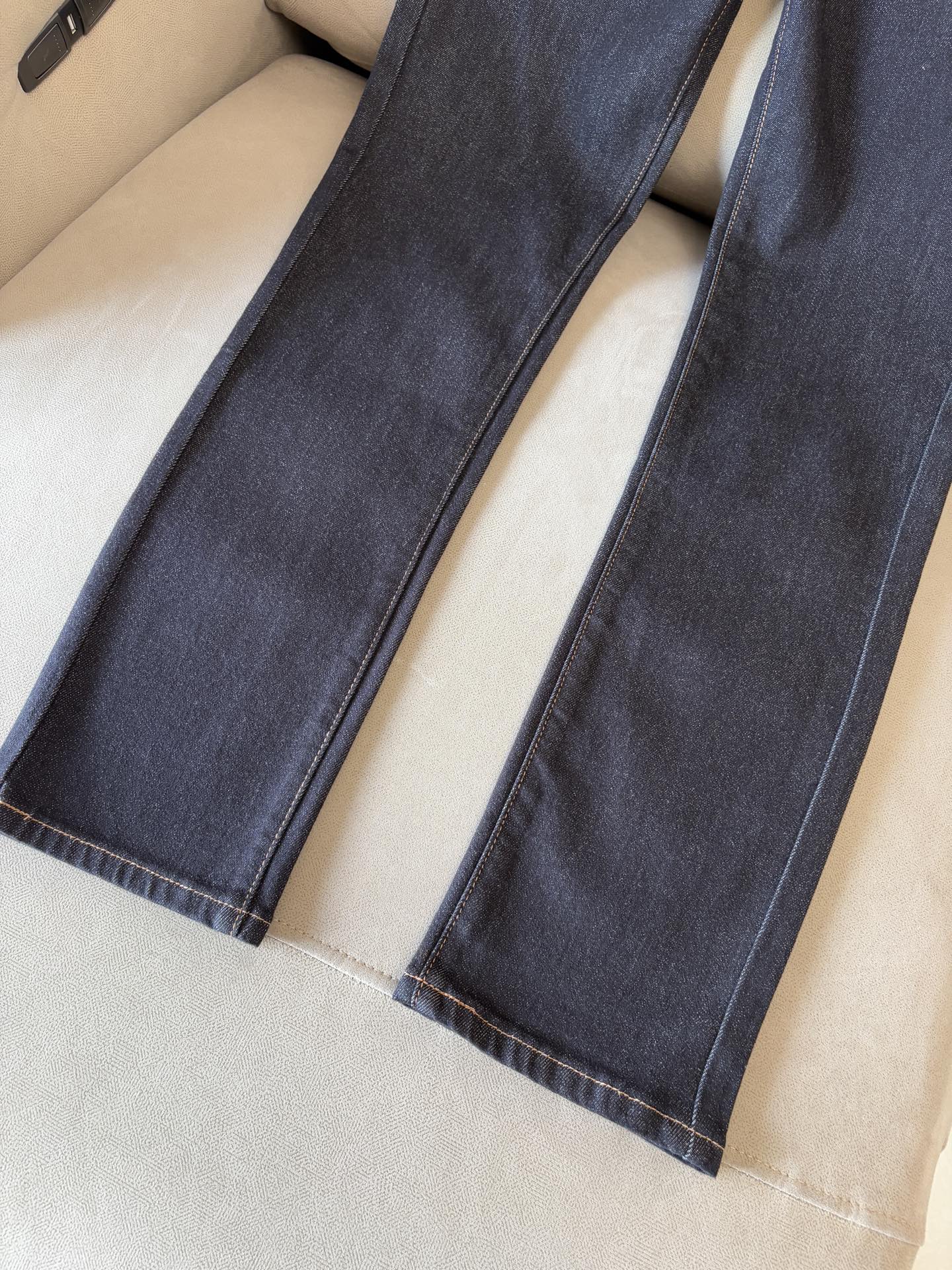 “Custom-Made Water-Washed Jeans with Top-Level Embroidery and Alphalogo Design” - 图片 7