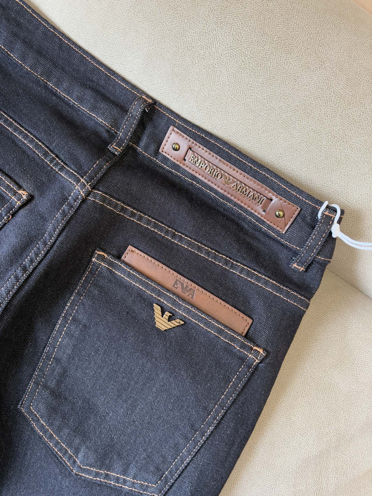 “Custom-Made Water-Washed Jeans with Top-Level Embroidery and Alphalogo Design” - 图片 9