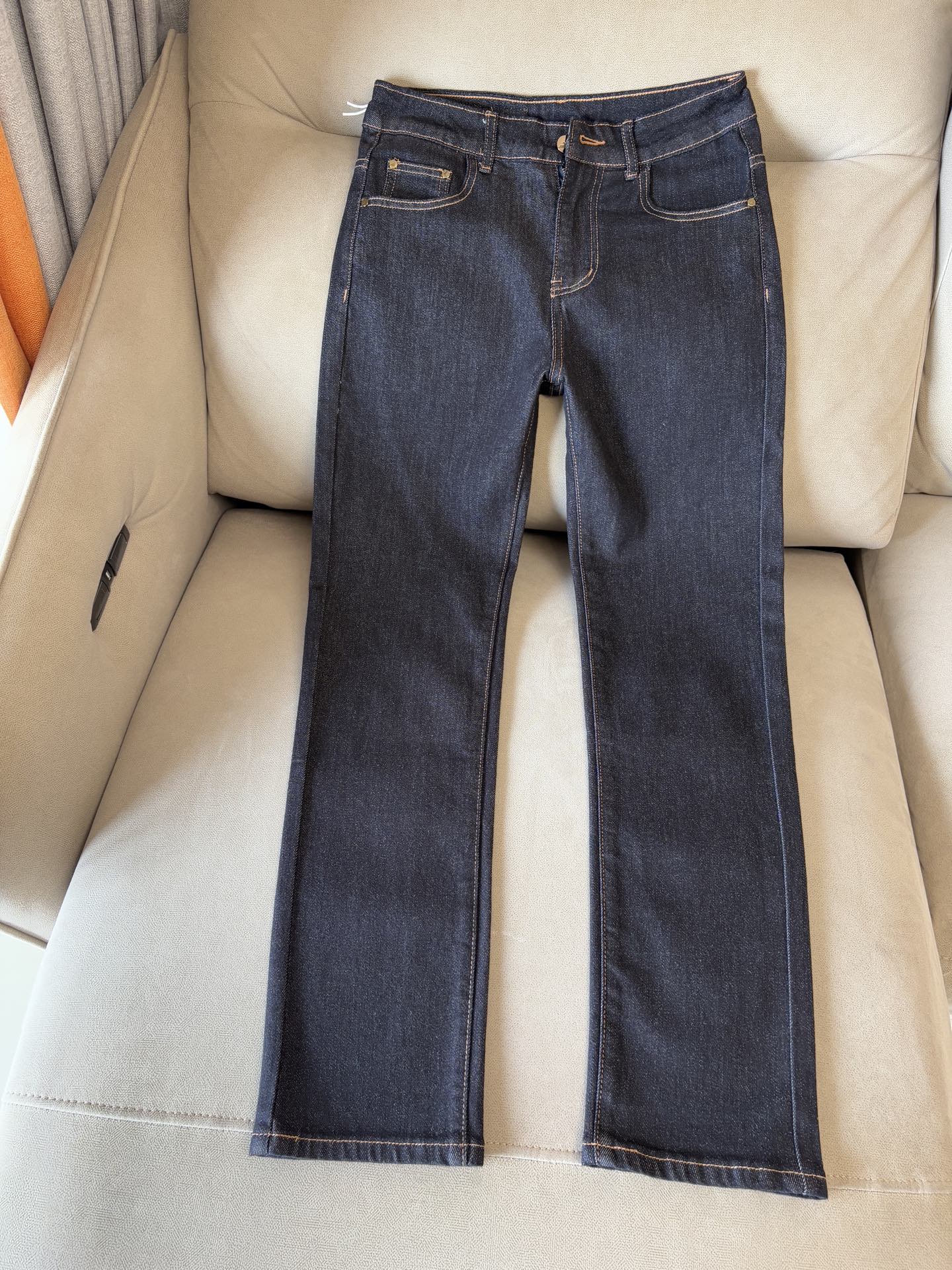 “Custom-Made Water-Washed Jeans with Top-Level Embroidery and Alphalogo Design” - 图片 3