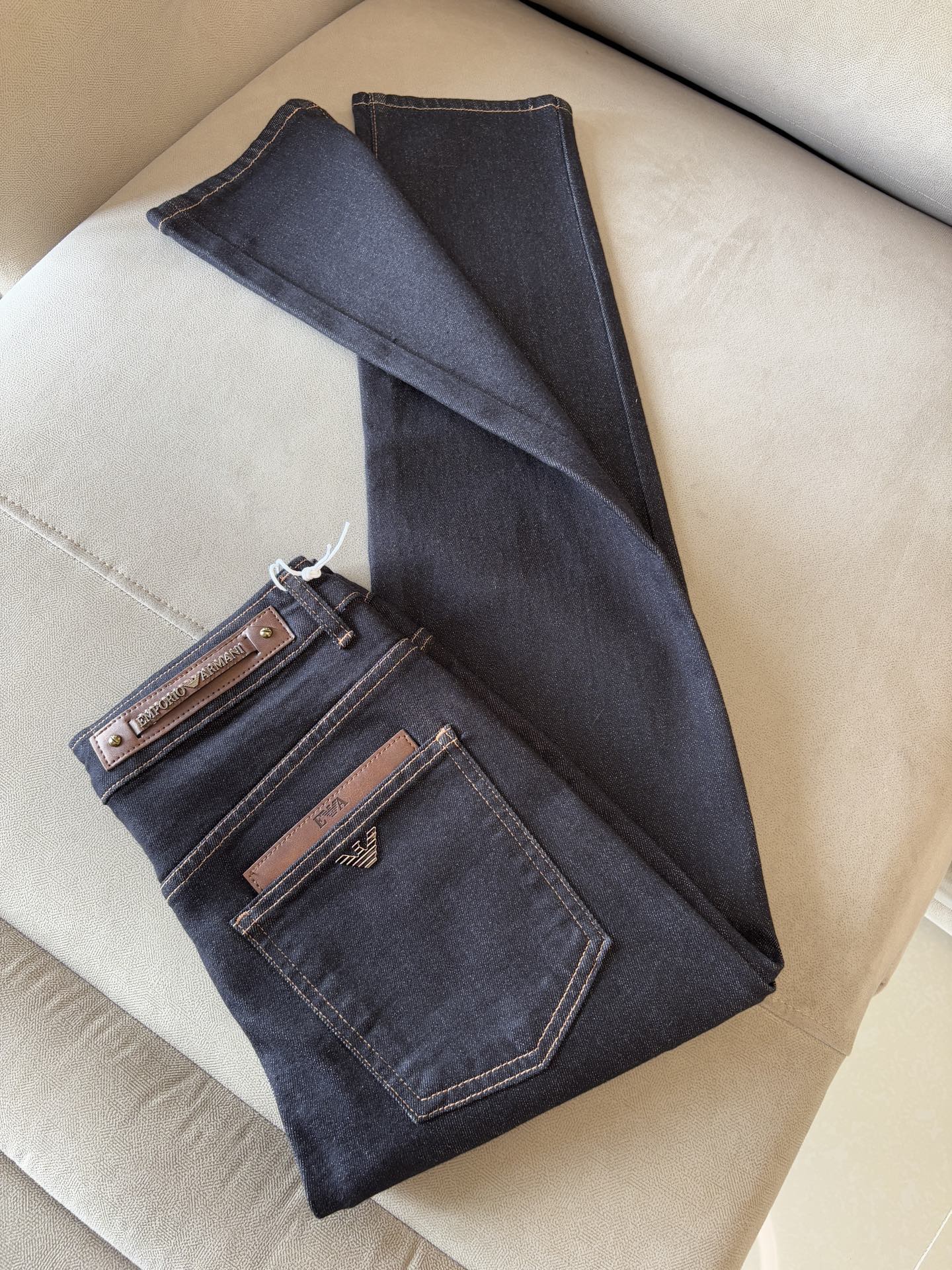 “Custom-Made Water-Washed Jeans with Top-Level Embroidery and Alphalogo Design” - 图片 2