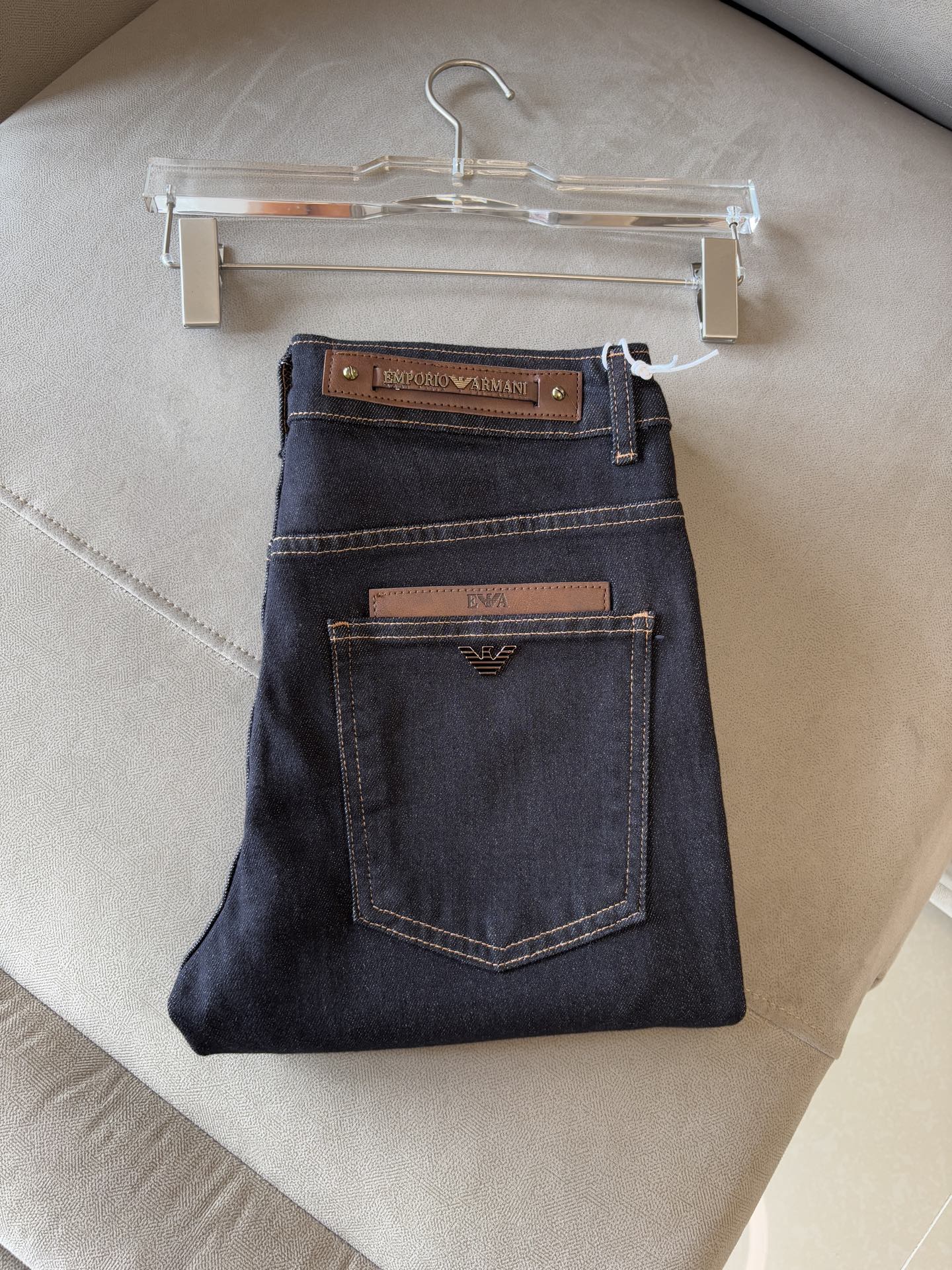 “Custom-Made Water-Washed Jeans with Top-Level Embroidery and Alphalogo Design” - 图片 1