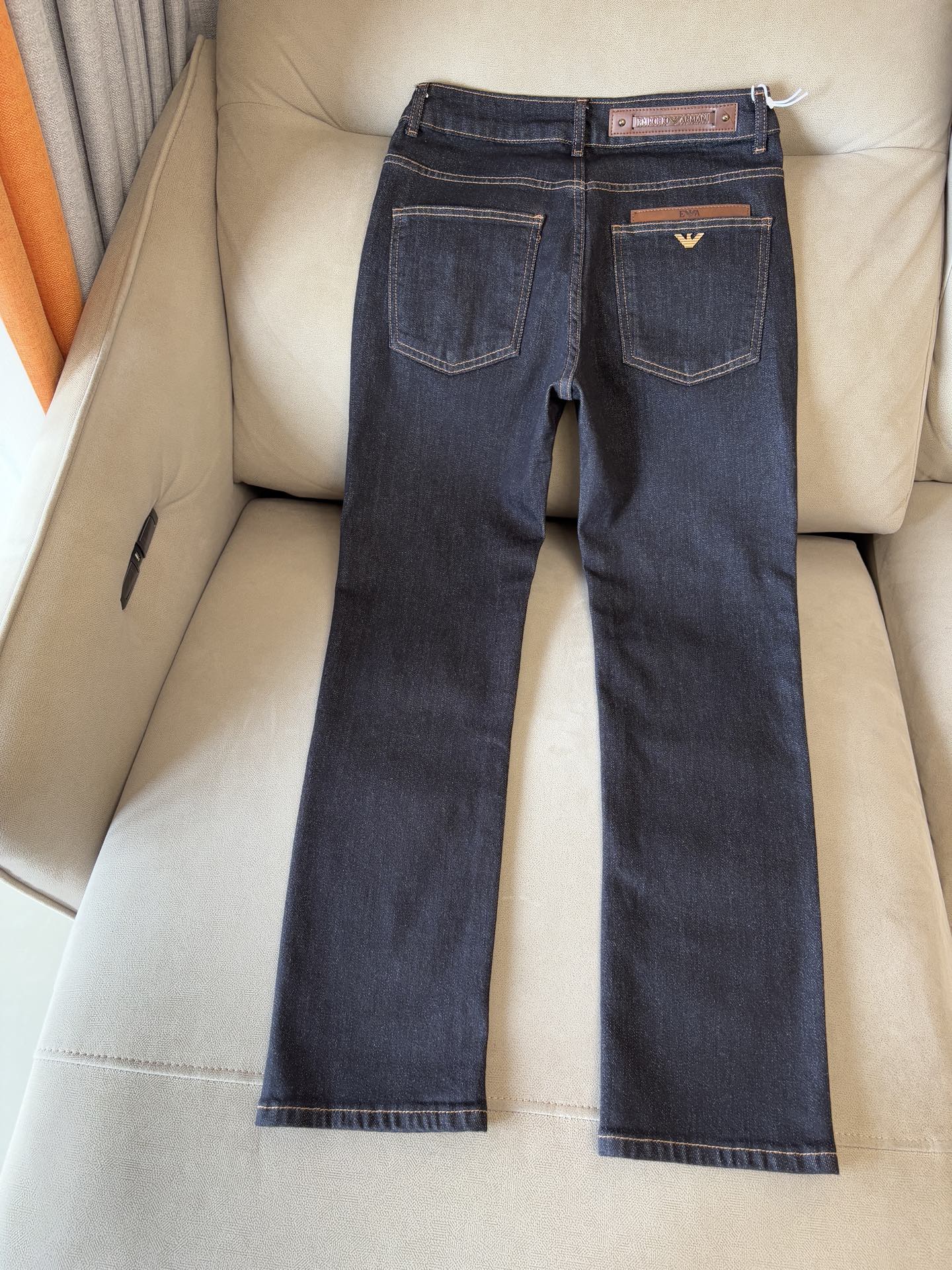 “Custom-Made Water-Washed Jeans with Top-Level Embroidery and Alphalogo Design” - 图片 4