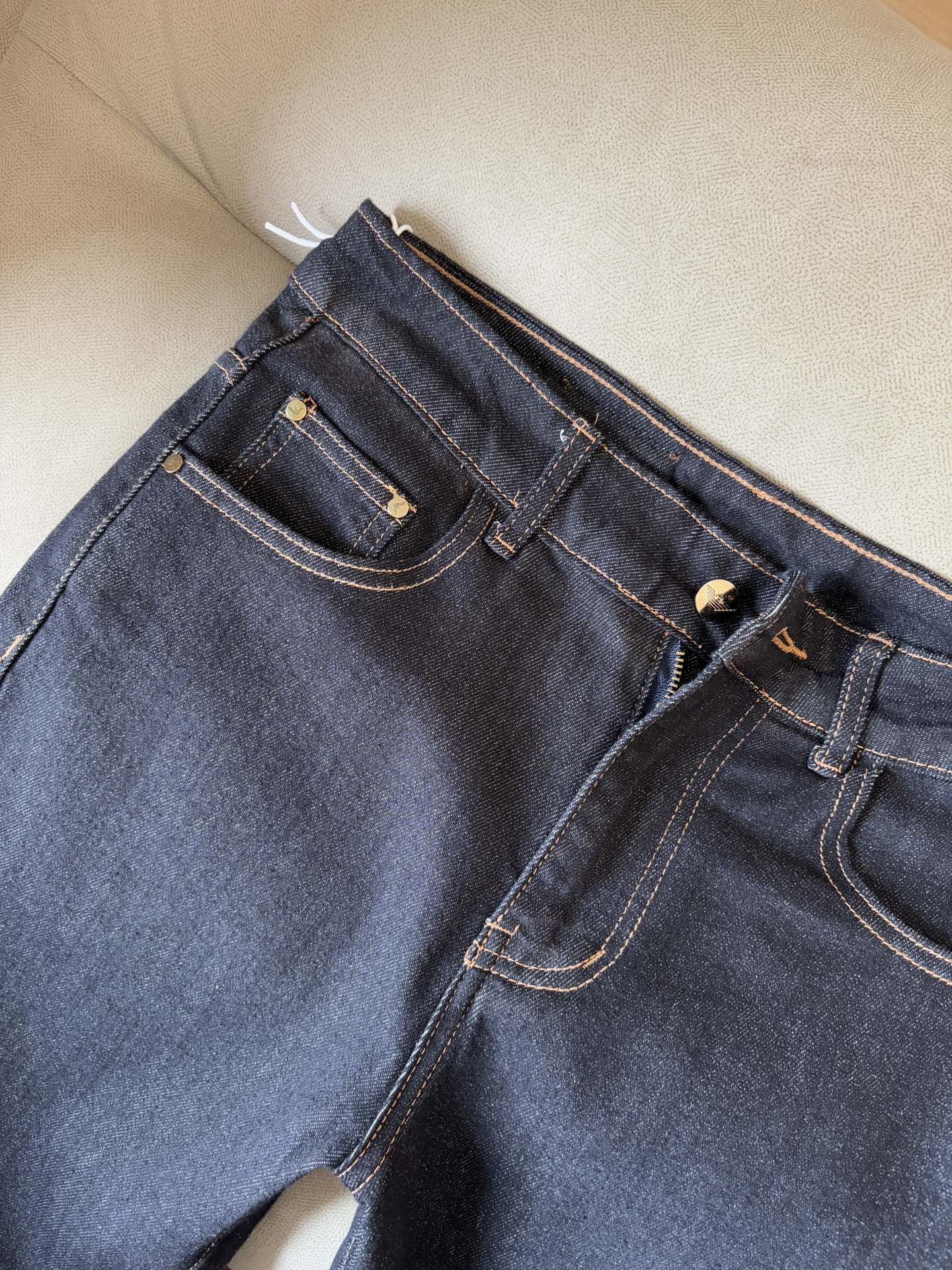 “Custom-Made Water-Washed Jeans with Top-Level Embroidery and Alphalogo Design” - 图片 6