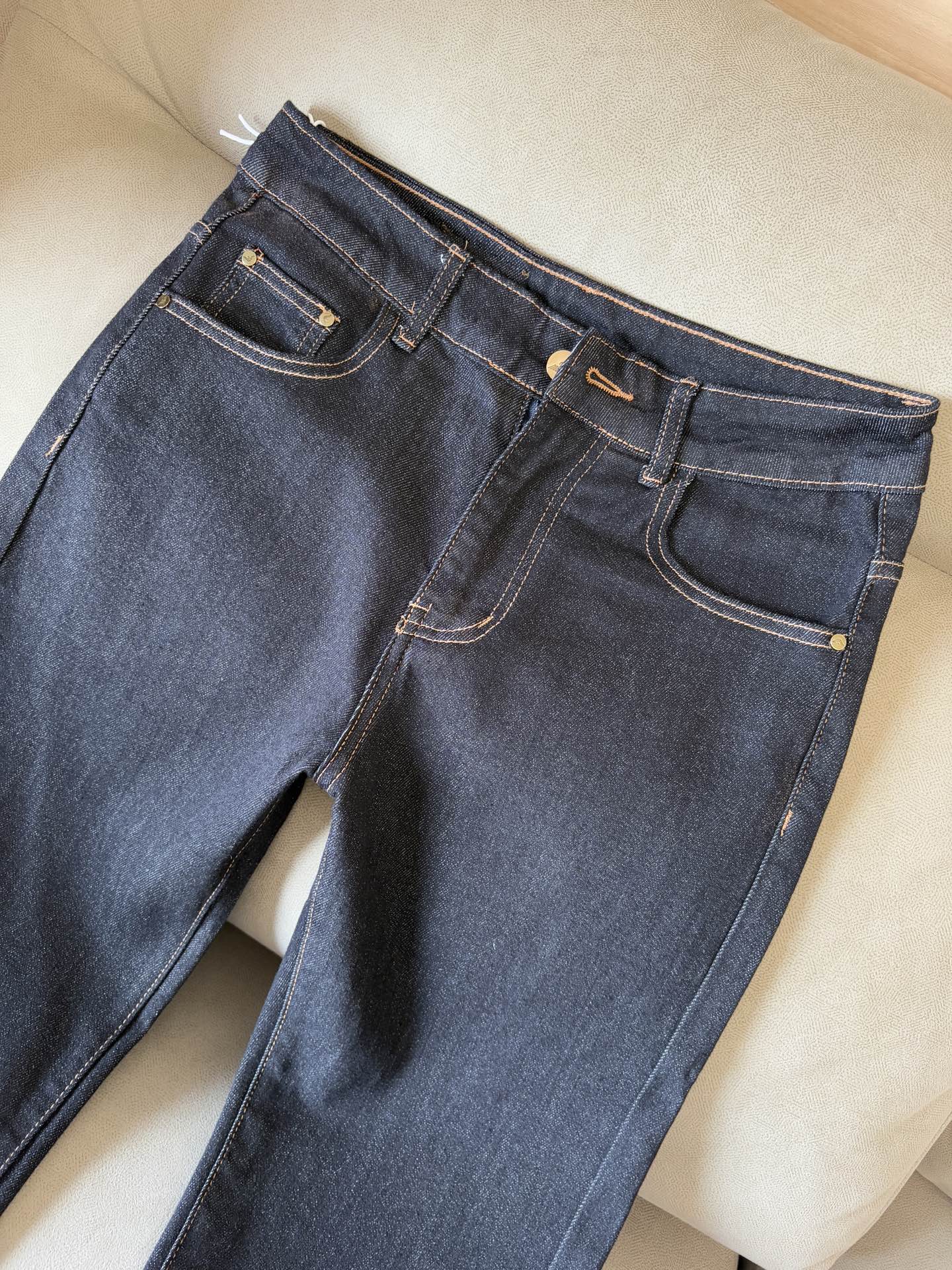 “Custom-Made Water-Washed Jeans with Top-Level Embroidery and Alphalogo Design” - 图片 5