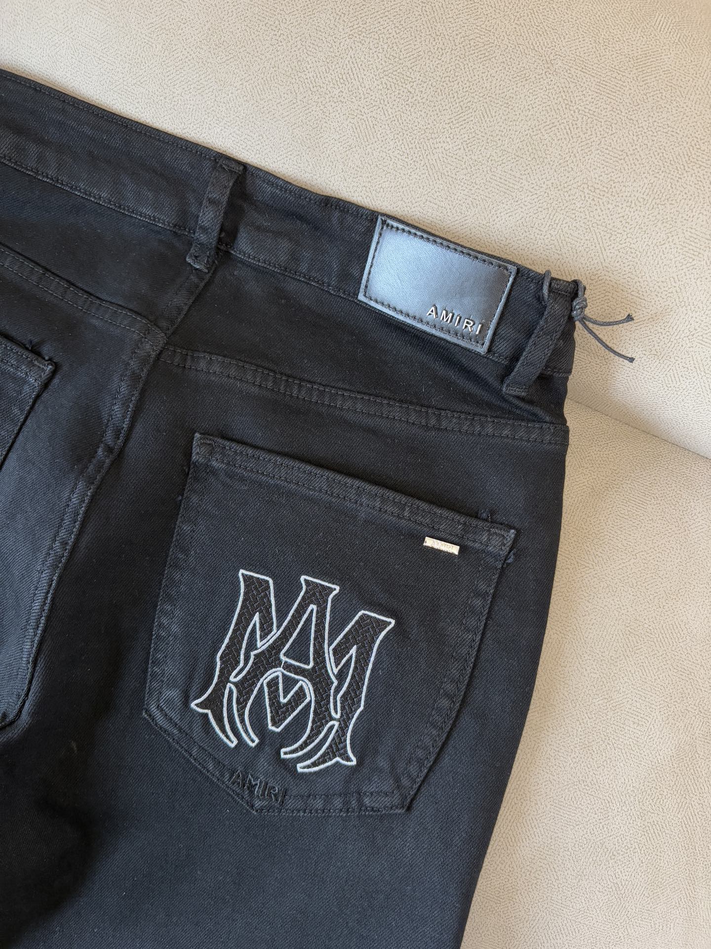 Luxurious Custom-Made Jeans with Top-Level Embroidery and Unique Design - 图片 9