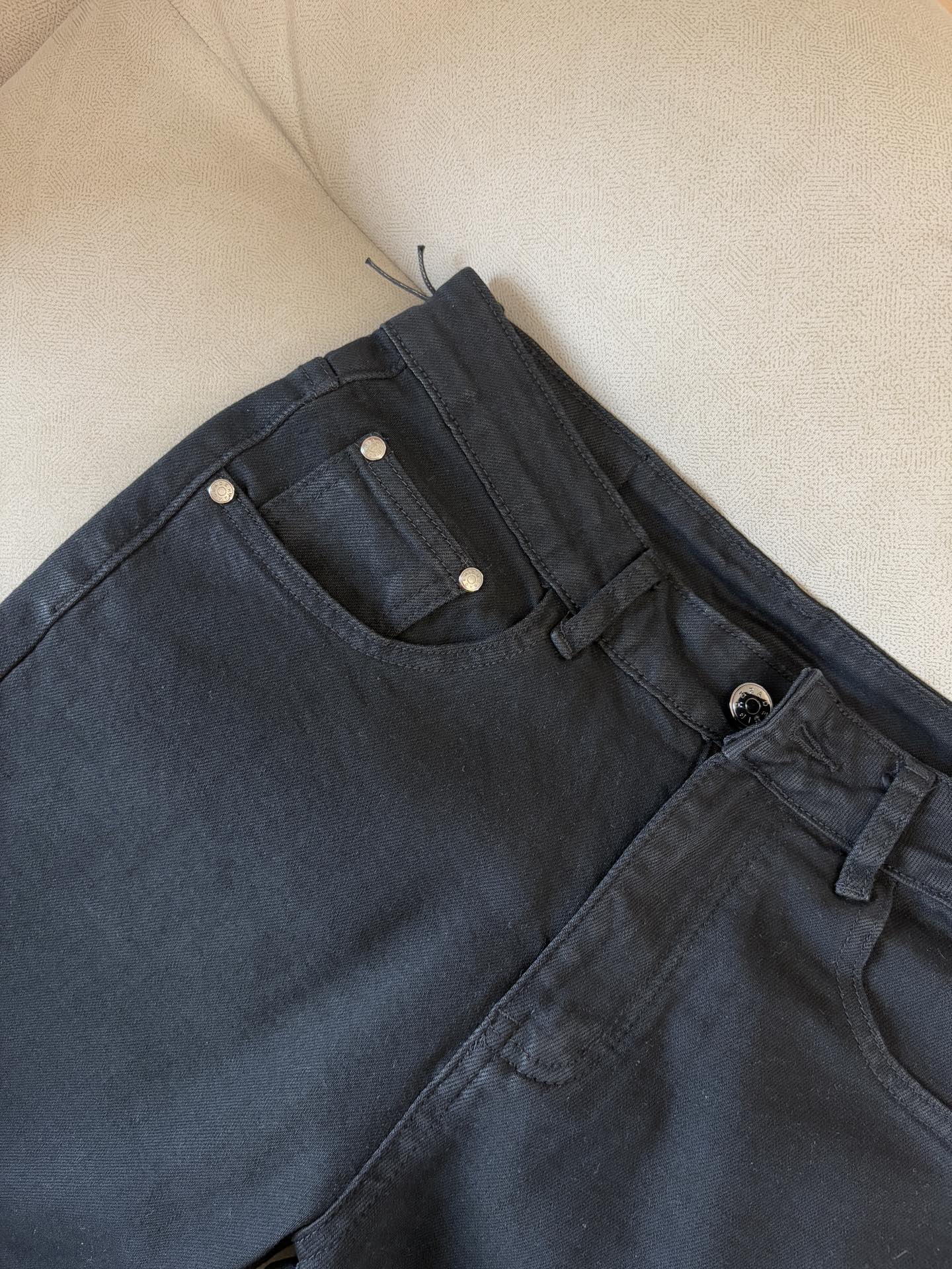 Luxurious Custom-Made Jeans with Top-Level Embroidery and Unique Design - 图片 6