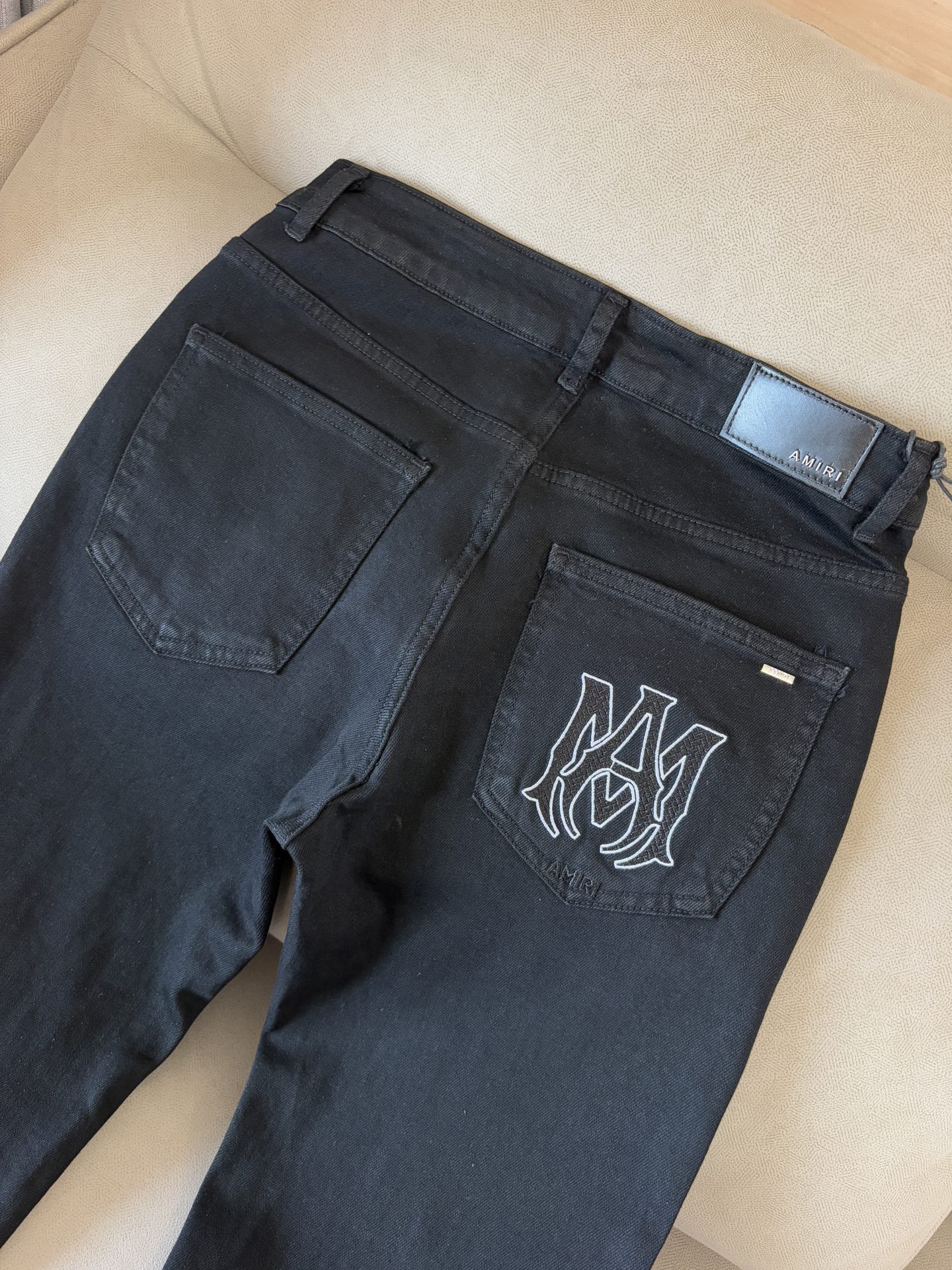 Luxurious Custom-Made Jeans with Top-Level Embroidery and Unique Design - 图片 8