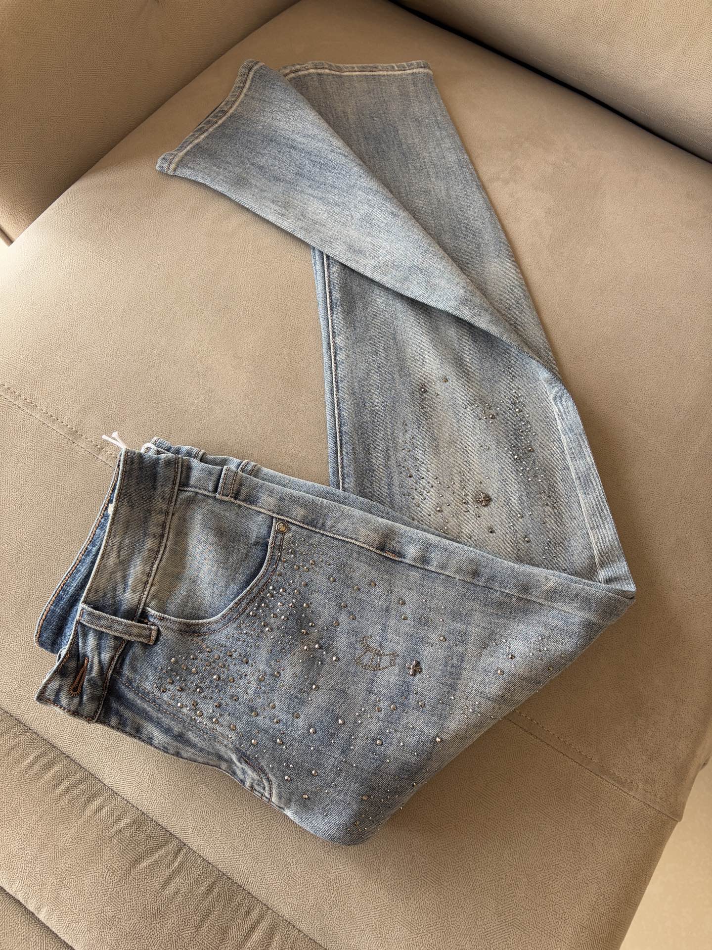 Unique Custom-Made Jeans with Top-Level Embroidery and Hardware: A Luxurious and Stylish Choice - 图片 2