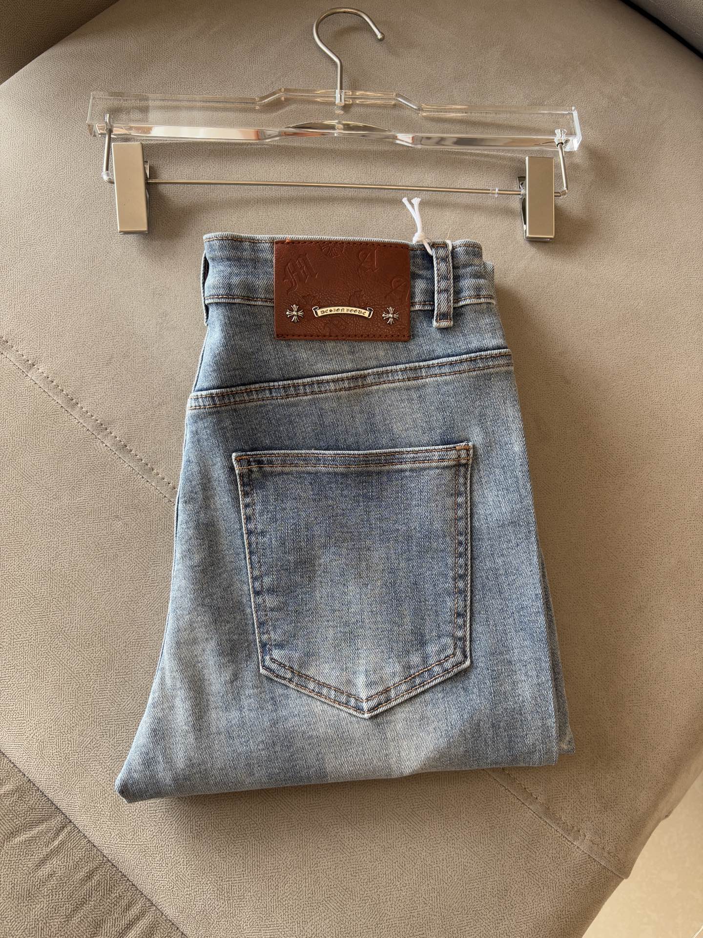 Unique Custom-Made Jeans with Top-Level Embroidery and Hardware: A Luxurious and Stylish Choice - 图片 1