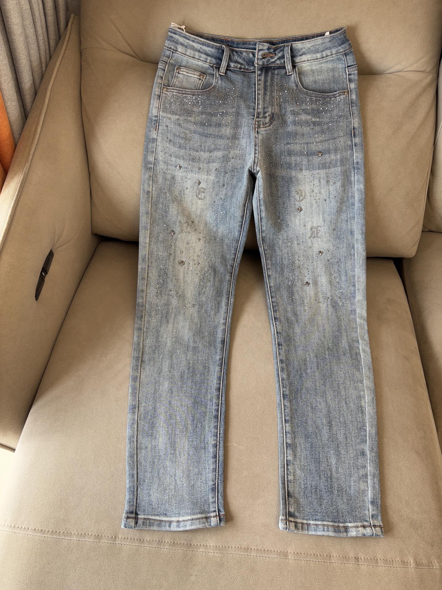 Unique Custom-Made Jeans with Top-Level Embroidery and Hardware: A Luxurious and Stylish Choice - 图片 3