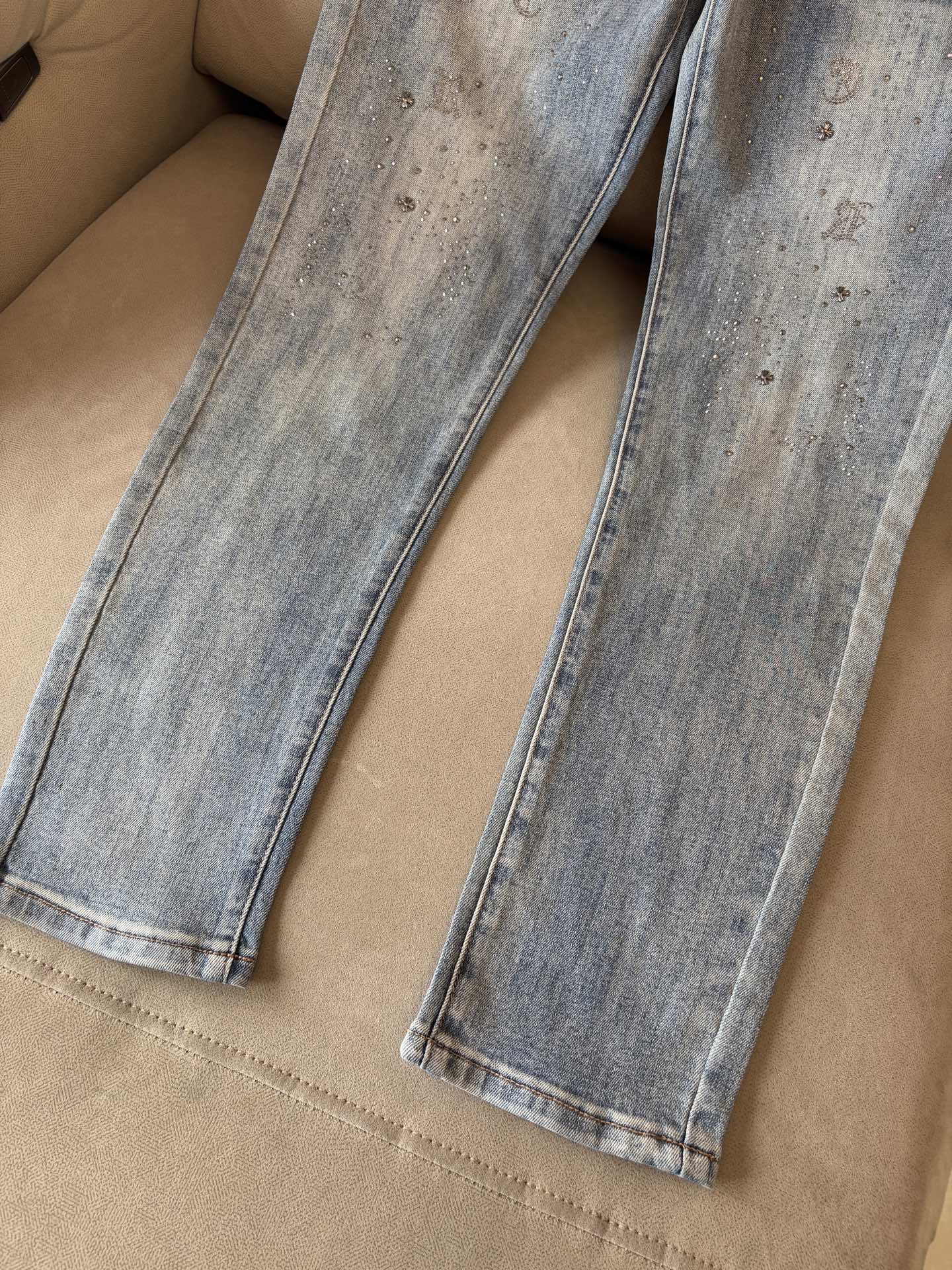 Unique Custom-Made Jeans with Top-Level Embroidery and Hardware: A Luxurious and Stylish Choice - 图片 8