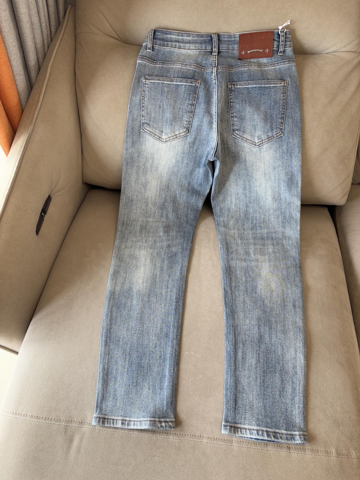 Unique Custom-Made Jeans with Top-Level Embroidery and Hardware: A Luxurious and Stylish Choice - 图片 4