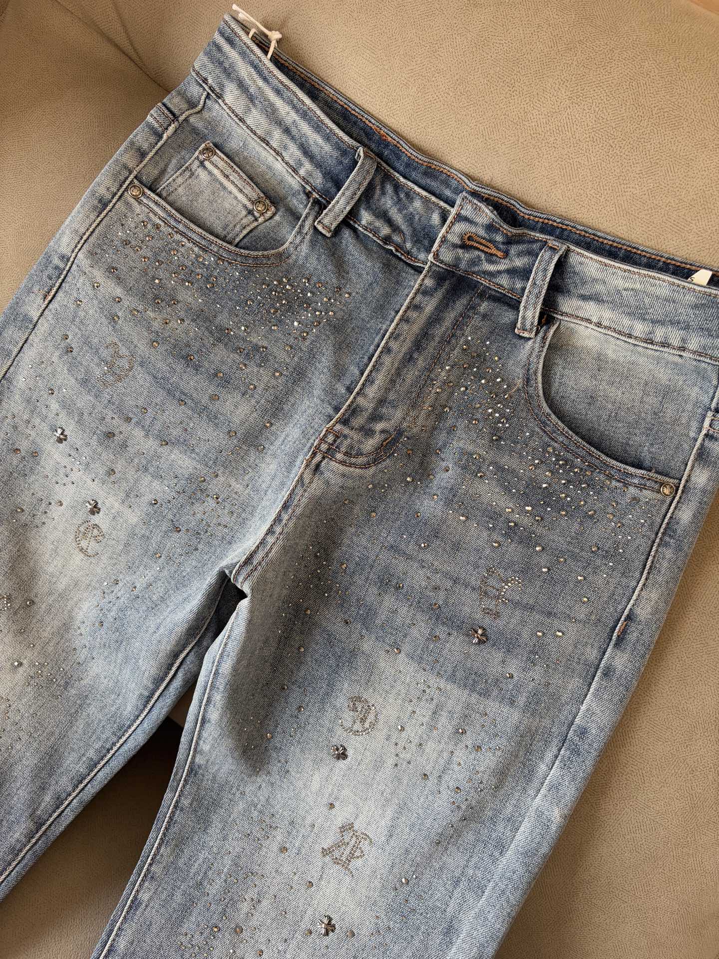 Unique Custom-Made Jeans with Top-Level Embroidery and Hardware: A Luxurious and Stylish Choice - 图片 5