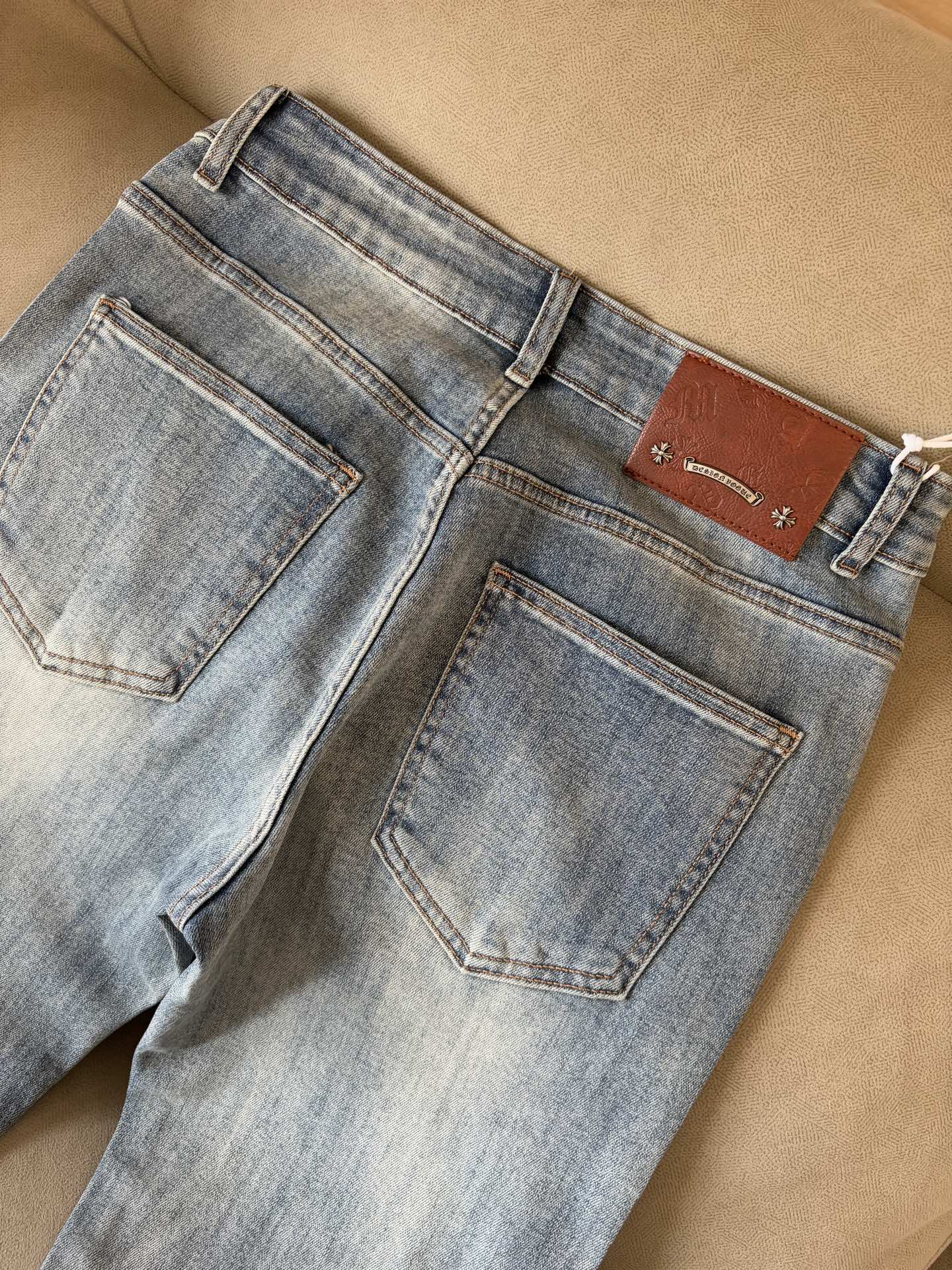 Unique Custom-Made Jeans with Top-Level Embroidery and Hardware: A Luxurious and Stylish Choice - 图片 9