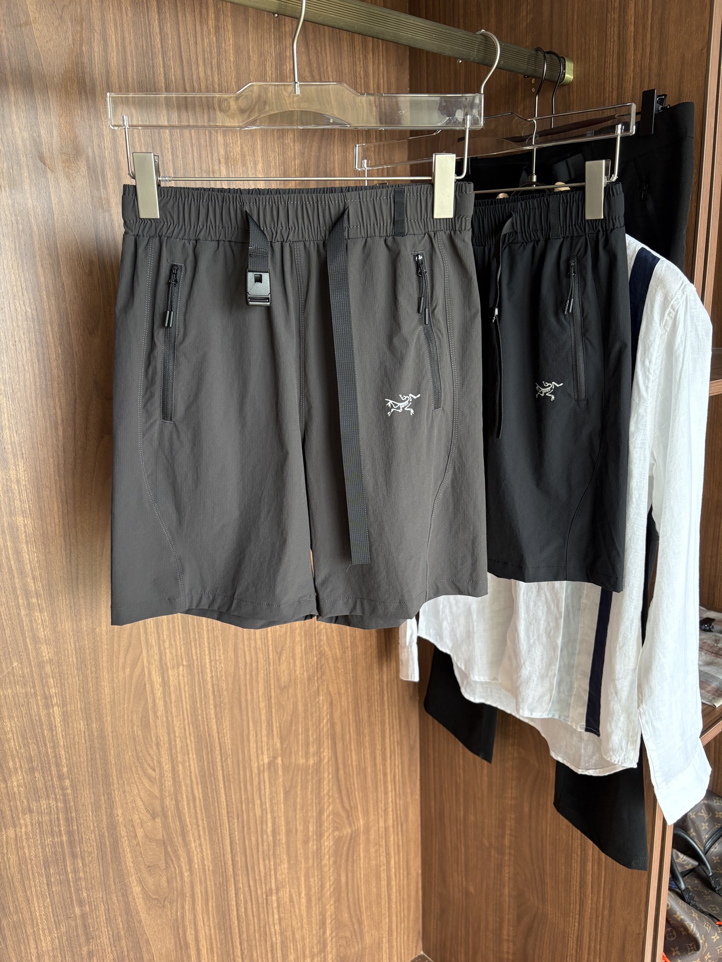 NO:469562,The new summer style of the ancestor 2025 shorts casual pants, custom-made fabrics for counters, breathable and comfortable, impeccable details, brand elements design concept, reflect quality. The feel is delicate and soft!  It is casually cut, with a great upper body style!  Code number M-3XL, shorts, alexander wang19860909始祖2025夏季新款 短裤 休闲裤,专柜定制面料 透气舒适度高,细节无可挑剔,品牌元素设计理念,体现品质.手感细腻柔软！呈现休闲裁剪,上身版型超赞！码数M-3XL,,shorts,alexander wang,Men's clothing