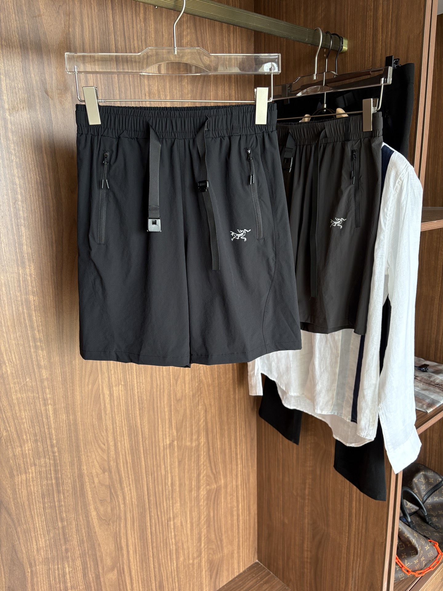 NO:472148,The new summer style of the ancestor 2025 shorts casual pants, custom-made fabrics for counters, breathable and comfortable, impeccable details, brand elements design concept, reflect quality. The feel is delicate and soft!  It is casually cut, with a great upper body style!  Code number M-3XL, shorts, alexander wang19860909始祖2025夏季新款 短裤 休闲裤,专柜定制面料 透气舒适度高,细节无可挑剔,品牌元素设计理念,体现品质.手感细腻柔软！呈现休闲裁剪,上身版型超赞！码数M-3XL,,shorts,alexander wang,Men's clothing