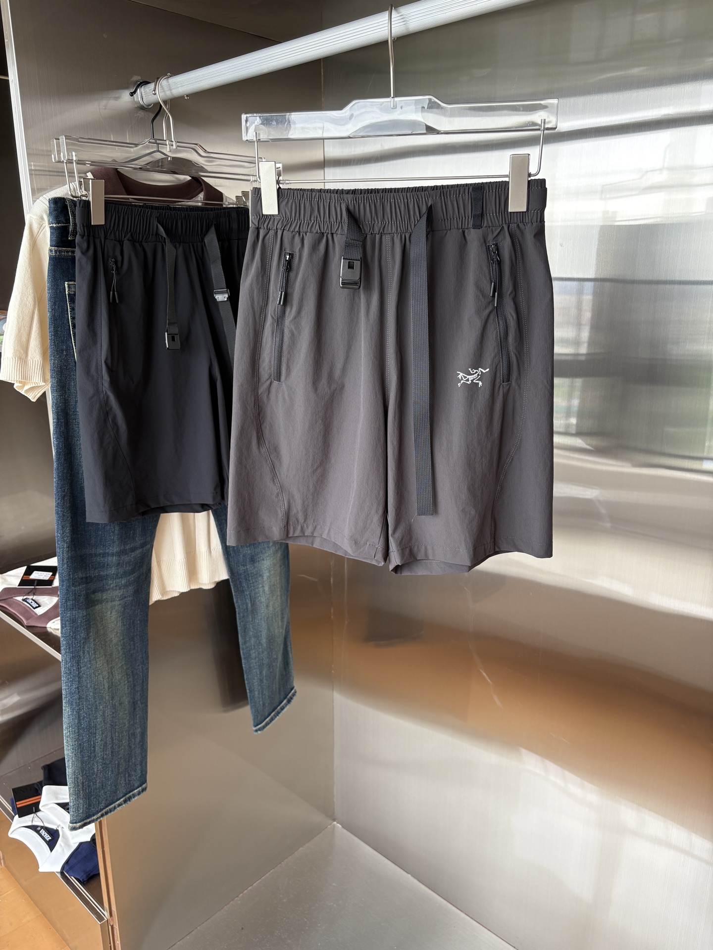 NO:485041,The new summer style of the ancestor 2025 shorts casual pants, custom-made fabrics for counters, breathable and comfortable, impeccable details, brand elements design concept, reflect quality. The feel is delicate and soft!  It is casually cut, with a great upper body style!  Code number M-3XL, shorts, alexander wang19860909始祖2025夏季新款 短裤 休闲裤,专柜定制面料 透气舒适度高,细节无可挑剔,品牌元素设计理念,体现品质.手感细腻柔软！呈现休闲裁剪,上身版型超赞！码数M-3XL,,shorts,alexander wang,Men's clothing