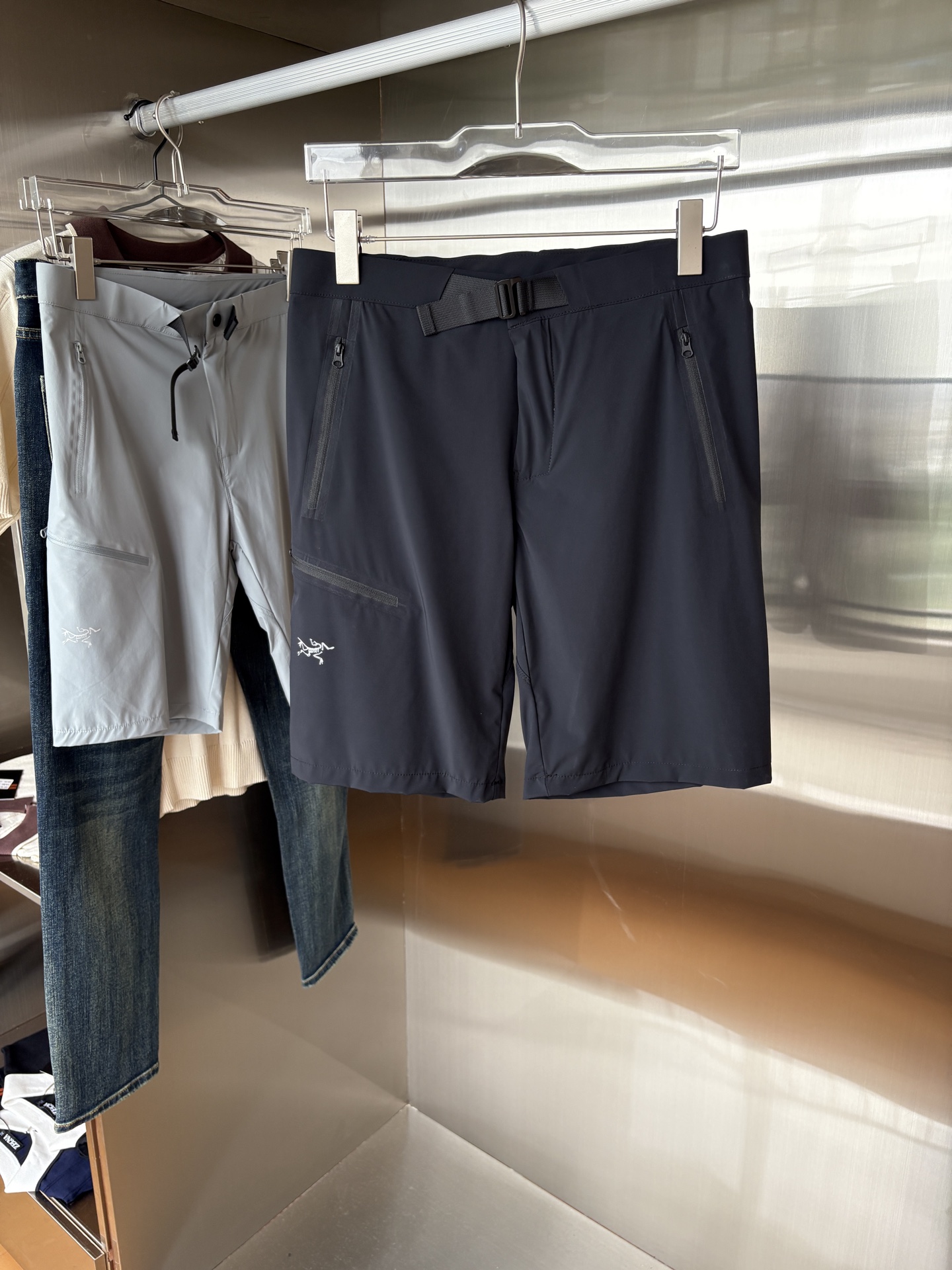 NO:470282,The new summer style of the 2025 shorts, casual pants, customized counter fabric, breathable and comfortable, impeccable details, brand element design concept, reflects quality. The feel is delicate and soft!  It is casually cut, with a great upper body style!  Code number M-3XL, shorts, alexander wang19860909始祖2025夏季新款 短裤 休闲裤,专柜定制面料 透气舒适度高,细节无可挑剔,品牌元素设计理念,体现品质.手感细腻柔软！呈现休闲裁剪,上身版型超赞！码数M-3XL,,shorts,alexander wang,Men's clothing