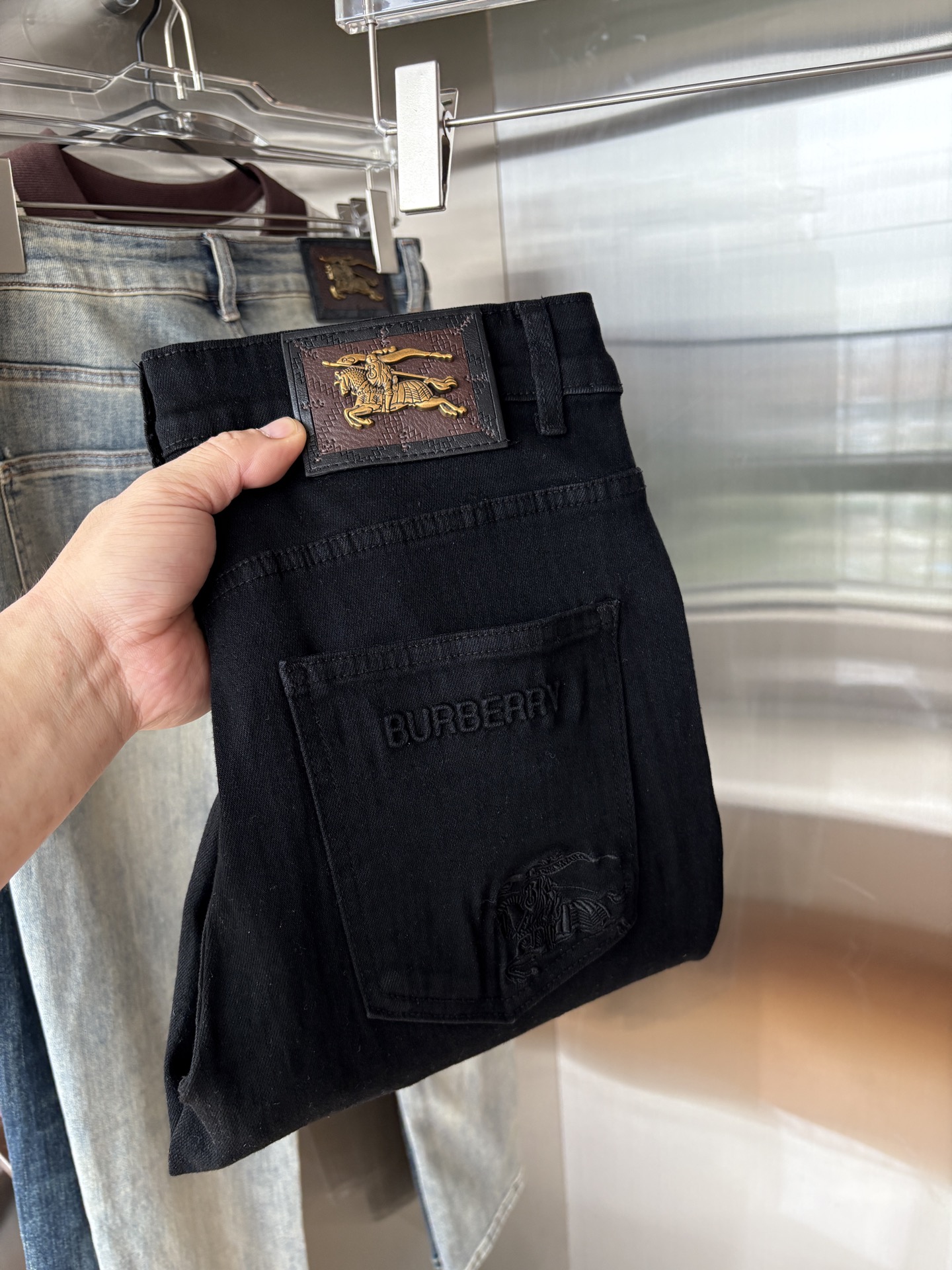 NO:478375,A super stylish jeans, customized original washing denim fabric, unique design, top-grade embroidery craft letter pattern logo, original hardware and auxiliary decoration, an extremely superior jeans, the materials and craftsmanship are extremely luxurious and exquisite, the grade is extremely high, the upper body is handsome and stylish, recommended, 005 yards 29-38 without 35; 37, jeans, alexander wang19860909超级有范儿的一款牛仔裤,定制原版水洗牛仔面料,独特设计,顶级刺绣工艺字母图案logo,原版五金辅料装饰,极为翘楚的一款牛仔裤,用料与工艺都极致奢华精湛,档次极高,上身帅气有型,推荐,005码数29-38没35；37,,jeans,alexander wang,Men's clothing