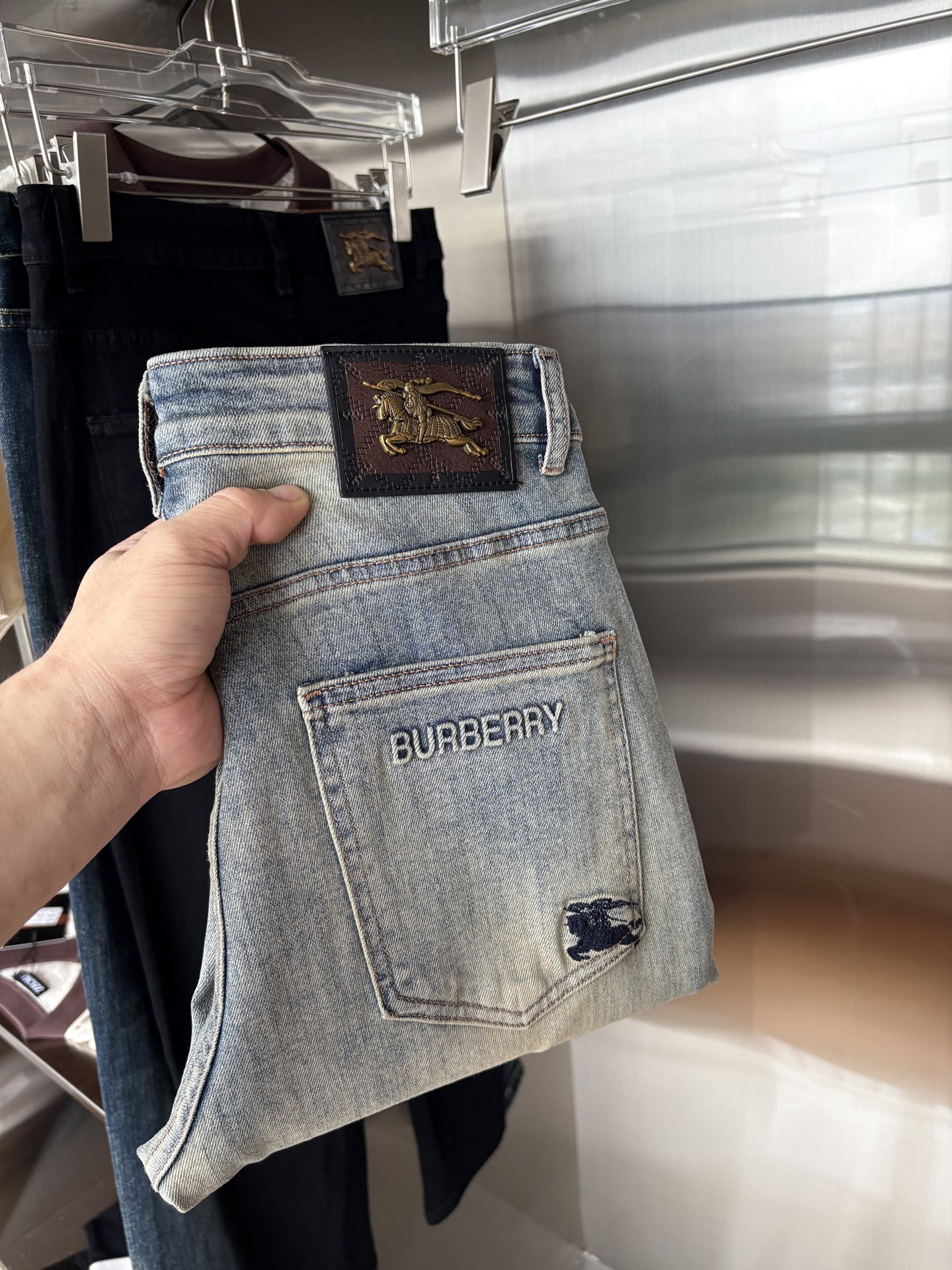 NO:470331,A super stylish jeans, customized original washing denim fabric, unique design, top-grade embroidery craft letter pattern logo, original hardware and auxiliary decoration, an extremely superior jeans, the materials and craftsmanship are extremely luxurious and exquisite, the grade is extremely high, the upper body is handsome and stylish, recommended, 005 yards 29-38 without 35; 37, jeans, alexander wang19860909超级有范儿的一款牛仔裤,定制原版水洗牛仔面料,独特设计,顶级刺绣工艺字母图案logo,原版五金辅料装饰,极为翘楚的一款牛仔裤,用料与工艺都极致奢华精湛,档次极高,上身帅气有型,推荐,005码数29-38没35；37,,jeans,alexander wang,Men's clothing