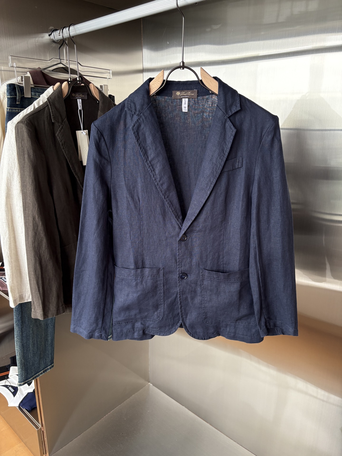 NO:485051,The top luxury imported linen fabric is the old-fashioned style, the two-pin buckles and slanted liner, the top luxury choice! Solbiati linen suit, interprets the charm of retro gentlemen. When the legend of century-old fabric encounters classic tailoring, a suit that can interpret the excellent taste and style of men came into being. This flat-lucked two-pin buckles and slanted liner, created with the 'Mark' Solbiati imported fabric, is a masterpiece of elegance and retro, and will start a journey of exquisite outfits for you.  The use of imported linen fabrics shows the top texture. It is known as the 'King of Ma' and has a long history of more than a hundred years. Its strict control of linen raw materials and exquisite textile craftsmanship give the fabric an unparalleled quality. The 30-piece fineness makes the fabric delicate and tough. The 138 grams weight is moderate, which not only ensures a crisp and stylish dressing effect, but also has good breathability and comfort. The natural texture and color of linen demonstrates a unique natural beauty. Every time it is worn, it seems to be intimate contact with nature. In the hot summer, it can quickly take away the heat on the body surface and keep it refreshing; in other seasons, its warmth can bring just the right warmth, truly achieving a dressing experience that is suitable for all seasons.  Retro old money style elements are unique. The retro old money style design is inspired by classics and incorporates the understanding of modern fashion, making the suit exude a time-honored charm. The flat collar design is simple and elegant, classic and versatile, and can cleverly modify the face and neck lines, showing the ability and confidence of a man. The two-bar design not only conforms to the specifications of traditional suits, but also adds a bit of neatness. When worn, you can open and close freely according to the occasion to create different styles. The details of the oblique lining not only enhances the three-dimensionality and support of the suit, making the overall shape more crisp, but also effectively prevents the suit from deforming and extends the service life. M-3XL, business suit, alexander wang19860909L麻王”之称顶奢进口亚麻面料复古老钱风款式平驳领两粒扣斜插衬单西顶奢之选！Solbiati亚麻西装,演绎复古绅士魅力 当百年面料传奇邂逅经典剪裁,一款能诠释男士卓越品味与格调的西装应运而生.这款以“麻王”Solbiati进口面料打造的平驳领两粒扣斜插衬单西装,是优雅与复古交织的杰作,将为你开启一段精致的穿搭之旅. 选用进口亚麻面料,尽显顶级质感.素有“麻王”之称,拥有超过百年的悠久历史.其对亚麻原料的严格把控与精湛的纺织工艺,赋予了面料无与伦比的品质.30支的精细度,让面料质感细腻且富有韧性,138克的克重适中,既保证了挺括有型的穿着效果,又具备良好的透气性和舒适性.亚麻天然的纹理与色泽,彰显着独特的自然美感,每一次穿着都仿佛是与大自然的亲密接触.在炎炎夏日,它能迅速带走体表热量,保持清爽；而在其他季节,其保暖性又能带来恰到好处的温暖,真正实现四季皆宜的穿搭体验. 复古老钱风元素,别具韵味.复古的老钱风设计灵感源自经典,又融入了现代时尚的理解,让西装散发着历久弥新的魅力.平驳领设计简洁大方,经典且百搭,能够巧妙修饰脸型与颈部线条,展现出男士的干练与自信.两粒扣的设计既符合传统西装的规范,又增添了几分利落感,穿着时可根据场合自由开合,塑造出不同的风格.斜插衬的细节处理,不仅增强了西装的立体感和支撑性,使整体造型更加挺括,还能有效防止西装变形,延长使用寿命. 码数M-3XL,,business suit,alexander wang,Men's clothing