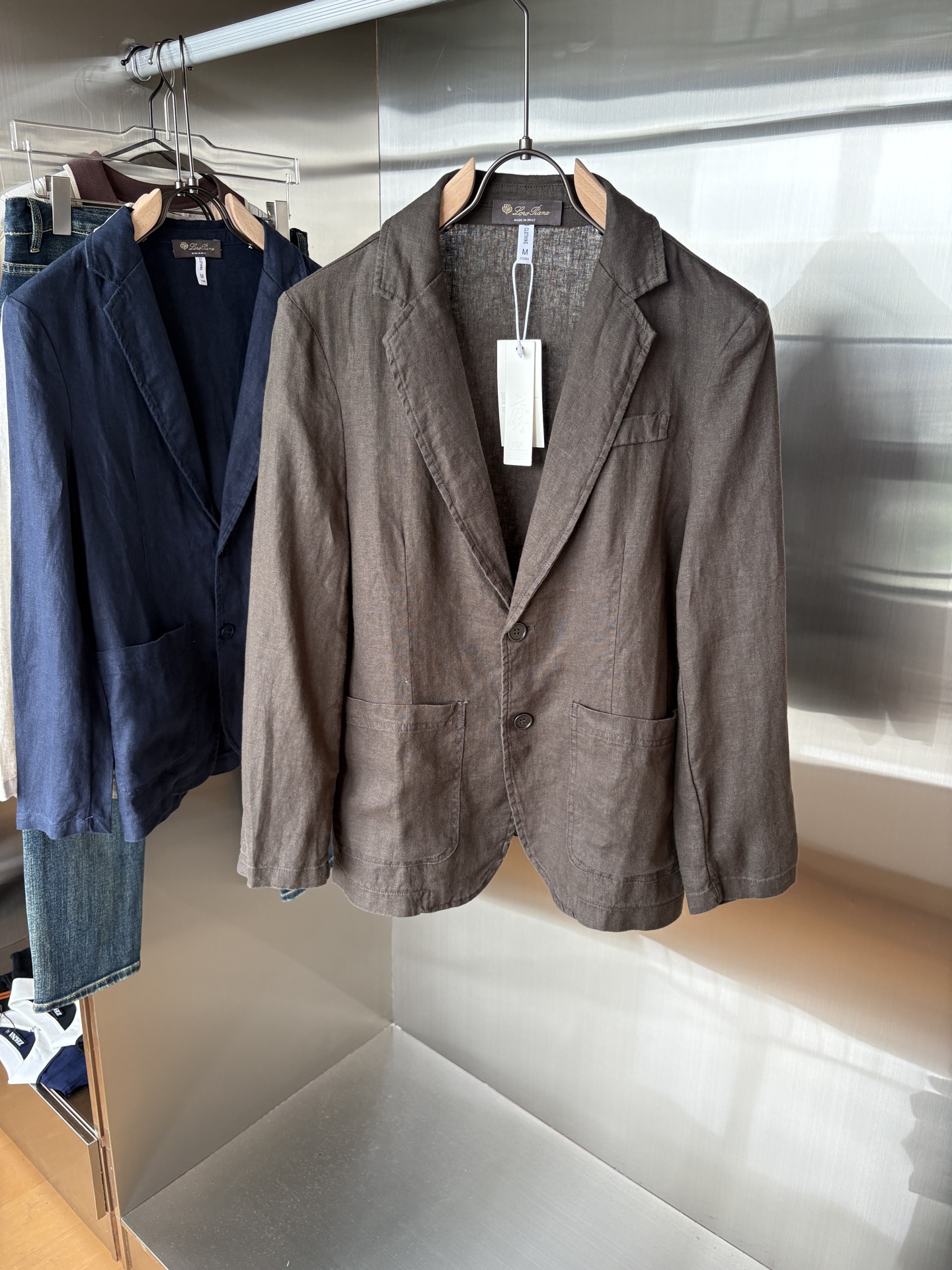 NO:470264,The top luxury imported linen fabric is the old-fashioned style, the two-pin buckles and slanted liner, the top luxury choice! Solbiati linen suit, interprets the charm of retro gentlemen. When the legend of century-old fabric encounters classic tailoring, a suit that can interpret the excellent taste and style of men came into being. This flat-lucked two-pin buckles and slanted liner, created with the 'Mark' Solbiati imported fabric, is a masterpiece of elegance and retro, and will start a journey of exquisite outfits for you.  The use of imported linen fabrics shows the top texture. It is known as the 'King of Ma' and has a long history of more than a hundred years. Its strict control of linen raw materials and exquisite textile craftsmanship give the fabric an unparalleled quality. The 30-piece fineness makes the fabric delicate and tough. The 138 grams weight is moderate, which not only ensures a crisp and stylish dressing effect, but also has good breathability and comfort. The natural texture and color of linen demonstrates a unique natural beauty. Every time it is worn, it seems to be intimate contact with nature. In the hot summer, it can quickly take away the heat on the body surface and keep it refreshing; in other seasons, its warmth can bring just the right warmth, truly achieving a dressing experience that is suitable for all seasons.  Retro old money style elements are unique. The retro old money style design is inspired by classics and incorporates the understanding of modern fashion, making the suit exude a time-honored charm. The flat collar design is simple and elegant, classic and versatile, and can cleverly modify the face and neck lines, showing the ability and confidence of a man. The two-bar design not only conforms to the specifications of traditional suits, but also adds a bit of neatness. When worn, you can open and close freely according to the occasion to create different styles. The details of the oblique lining not only enhances the three-dimensionality and support of the suit, making the overall shape more crisp, but also effectively prevents the suit from deforming and extends the service life. M-3XL, business suit, alexander wang19860909L麻王”之称顶奢进口亚麻面料复古老钱风款式平驳领两粒扣斜插衬单西顶奢之选！Solbiati亚麻西装,演绎复古绅士魅力 当百年面料传奇邂逅经典剪裁,一款能诠释男士卓越品味与格调的西装应运而生.这款以“麻王”Solbiati进口面料打造的平驳领两粒扣斜插衬单西装,是优雅与复古交织的杰作,将为你开启一段精致的穿搭之旅. 选用进口亚麻面料,尽显顶级质感.素有“麻王”之称,拥有超过百年的悠久历史.其对亚麻原料的严格把控与精湛的纺织工艺,赋予了面料无与伦比的品质.30支的精细度,让面料质感细腻且富有韧性,138克的克重适中,既保证了挺括有型的穿着效果,又具备良好的透气性和舒适性.亚麻天然的纹理与色泽,彰显着独特的自然美感,每一次穿着都仿佛是与大自然的亲密接触.在炎炎夏日,它能迅速带走体表热量,保持清爽；而在其他季节,其保暖性又能带来恰到好处的温暖,真正实现四季皆宜的穿搭体验. 复古老钱风元素,别具韵味.复古的老钱风设计灵感源自经典,又融入了现代时尚的理解,让西装散发着历久弥新的魅力.平驳领设计简洁大方,经典且百搭,能够巧妙修饰脸型与颈部线条,展现出男士的干练与自信.两粒扣的设计既符合传统西装的规范,又增添了几分利落感,穿着时可根据场合自由开合,塑造出不同的风格.斜插衬的细节处理,不仅增强了西装的立体感和支撑性,使整体造型更加挺括,还能有效防止西装变形,延长使用寿命. 码数M-3XL,,business suit,alexander wang,Men's clothing