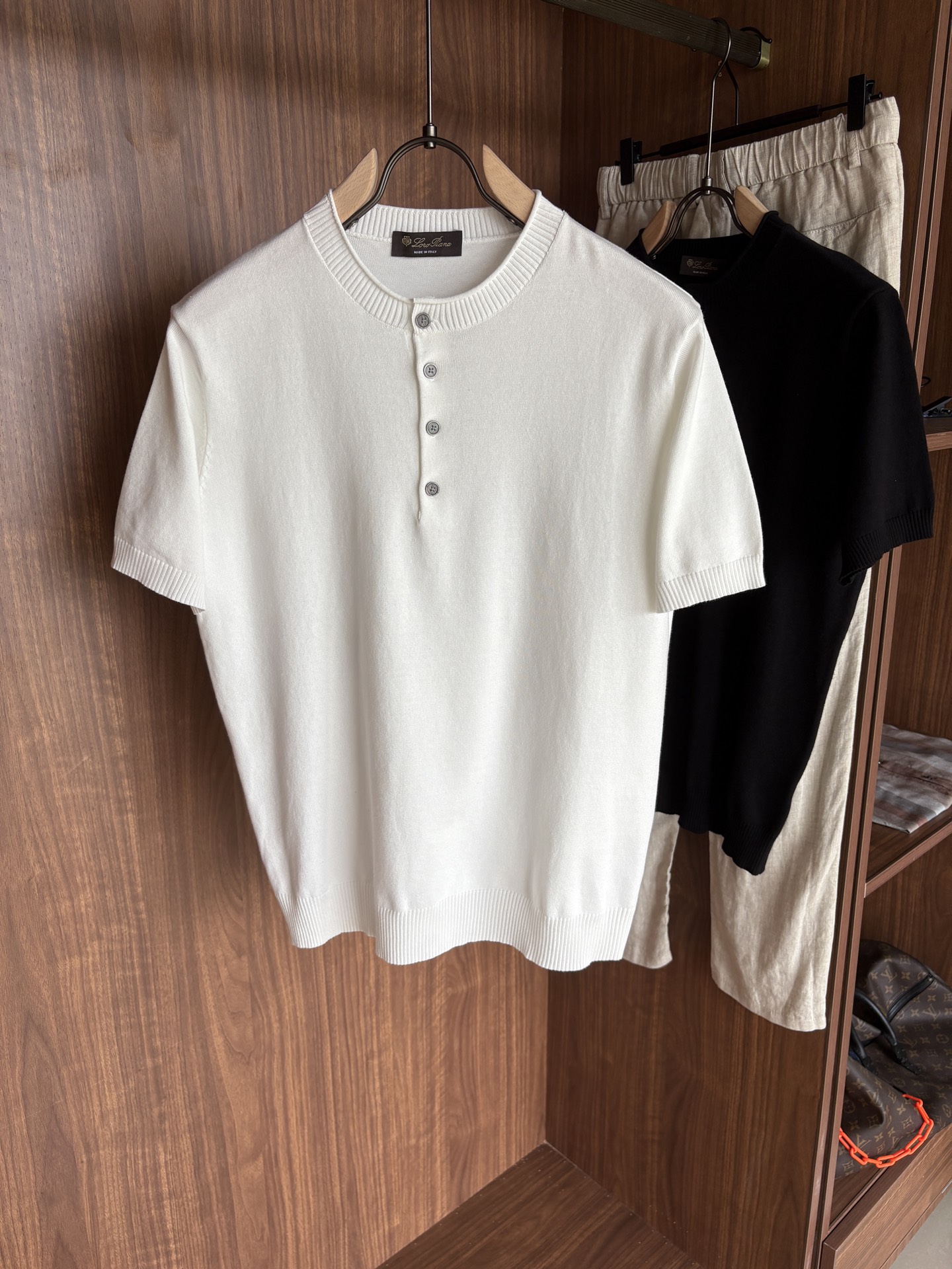 NO:473034,Time-consuming King' diamond jacquard design selects ultra-fine high-quality yarn lapel short-sleeved men's collection 'Time-consuming King' round neck and elegant craftsmanship, which is high-end when touching the skin. Craftsmanship and diamond hollow jacquard, three-dimensional diamond jacquard that takes several months to carve, woven architectural aesthetic texture between warp and weft, and the light and shadow penetrate, showing low-key luxury when light and shadow penetrate, and every move shows low-key luxury. Classic grid lapel short-sleeved design Simple lapel outlines neat lines, short-sleeved cut adapts to multiple scenes - layered suits during business meetings show elegance, casual wear reveals gentleman's taste, and the collection style never fades. The ultimate quality testimony of details Precision turning ensures that the seams are flat, the bone position is reinforced and durable without deformation; the neckline threads have been washed and tested, and they are still as crisp as new as they wear for a long time, and every detail is a testimony of 'time-consuming'. Code M-3XL001  020, T-shirt,business suit,alexander wang19860909耗时王”菱形提花设计甄选超细优质纱线翻领短袖男士典藏款「耗时王」圆领奢雅工艺,触肤即高阶. 匠心底蕴菱形镂空提花 耗时数月雕琢的立体菱形提花,经纬间织就建筑美学肌理,光影穿透时显隐交错,举手投足尽展低调奢华. 经典型格翻领短袖设计 简约翻领勾勒利落线条,短袖剪裁适配多场景——商务会晤时叠搭西装显儒雅,休闲时光单穿流露绅士品味,典藏款型永不褪色. 细节至臻品质见证 精密车工确保接缝平整,骨位加固耐穿不变形；领口螺纹经水洗测试,久穿仍挺括如新,每一处细节皆为「耗时」证言. 码数M-3XL001 020,,T-shirt,business suit,alexander wang,Men's clothing