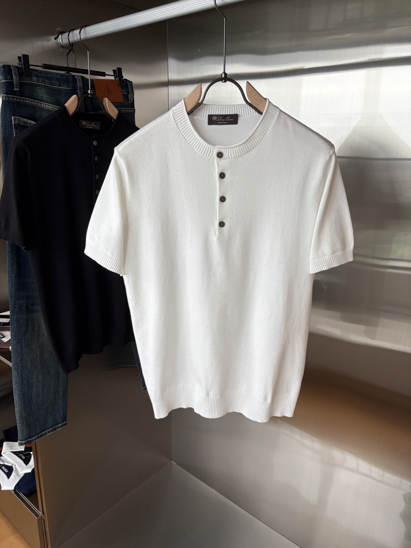 NO:474663,Time-consuming King' diamond jacquard design selects ultra-fine high-quality yarn lapel short-sleeved men's collection 'Time-consuming King' round neck and elegant craftsmanship, which is high-end when touching the skin. Craftsmanship and diamond hollow jacquard, three-dimensional diamond jacquard that takes several months to carve, woven architectural aesthetic texture between warp and weft, and the light and shadow penetrate, showing low-key luxury when light and shadow penetrate, and every move shows low-key luxury. Classic grid lapel short-sleeved design Simple lapel outlines neat lines, short-sleeved cut adapts to multiple scenes - layered suits during business meetings show elegance, casual wear reveals gentleman's taste, and the collection style never fades. The ultimate quality testimony of details Precision turning ensures that the seams are flat, the bone position is reinforced and durable without deformation; the neckline threads have been washed and tested, and they are still as crisp as new as they wear for a long time, and every detail is a testimony of 'time-consuming'. Code M-3XL001  020, T-shirt,business suit,alexander wang19860909耗时王”菱形提花设计甄选超细优质纱线翻领短袖男士典藏款「耗时王」圆领奢雅工艺,触肤即高阶. 匠心底蕴菱形镂空提花 耗时数月雕琢的立体菱形提花,经纬间织就建筑美学肌理,光影穿透时显隐交错,举手投足尽展低调奢华. 经典型格翻领短袖设计 简约翻领勾勒利落线条,短袖剪裁适配多场景——商务会晤时叠搭西装显儒雅,休闲时光单穿流露绅士品味,典藏款型永不褪色. 细节至臻品质见证 精密车工确保接缝平整,骨位加固耐穿不变形；领口螺纹经水洗测试,久穿仍挺括如新,每一处细节皆为「耗时」证言. 码数M-3XL001 020,,T-shirt,business suit,alexander wang,Men's clothing