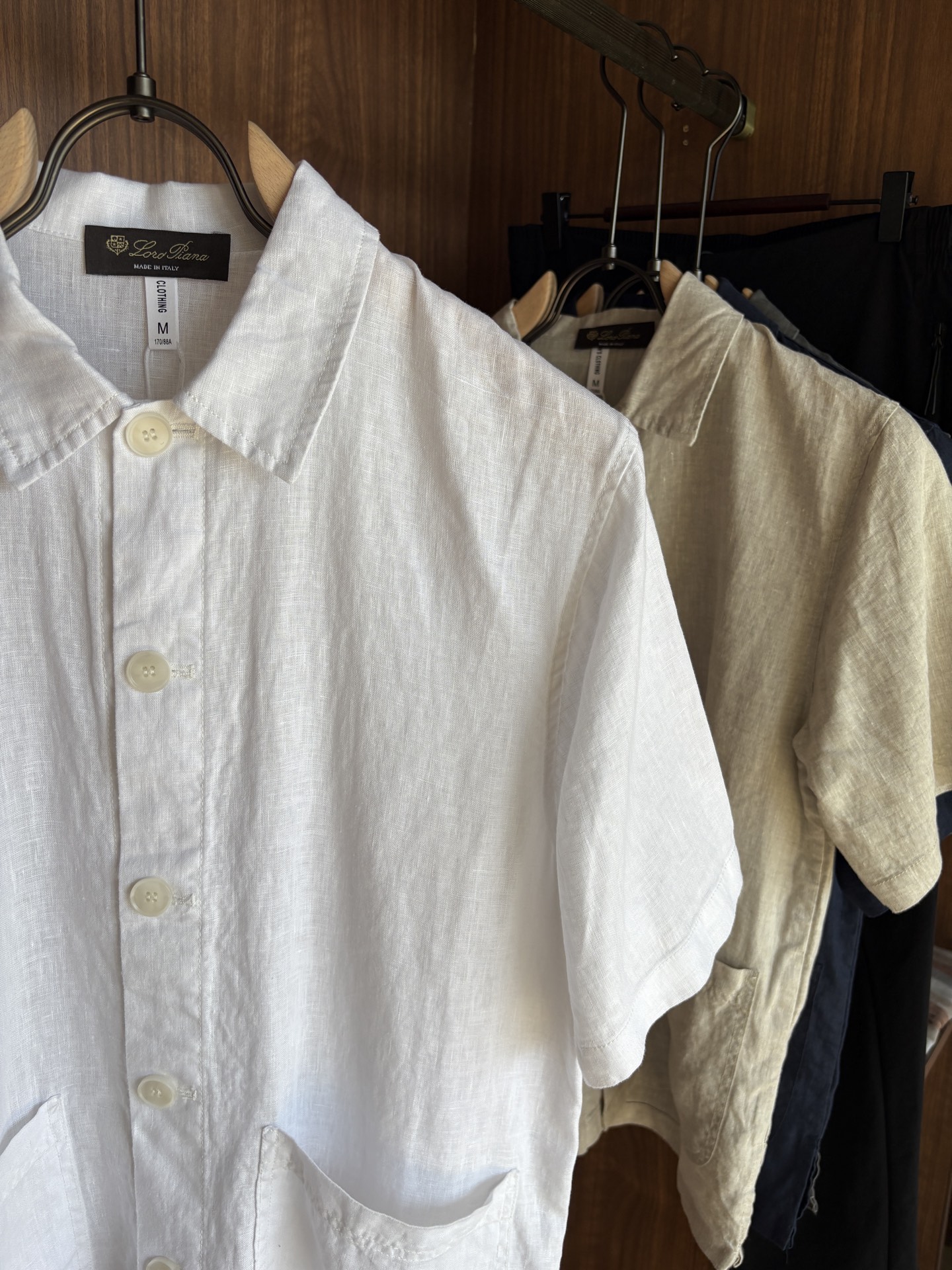 L家2025新款100%亚麻男士短袖，男装界的天花板，这款翻领麻料衫短袖精准到每一针的细腻工艺，完全区别