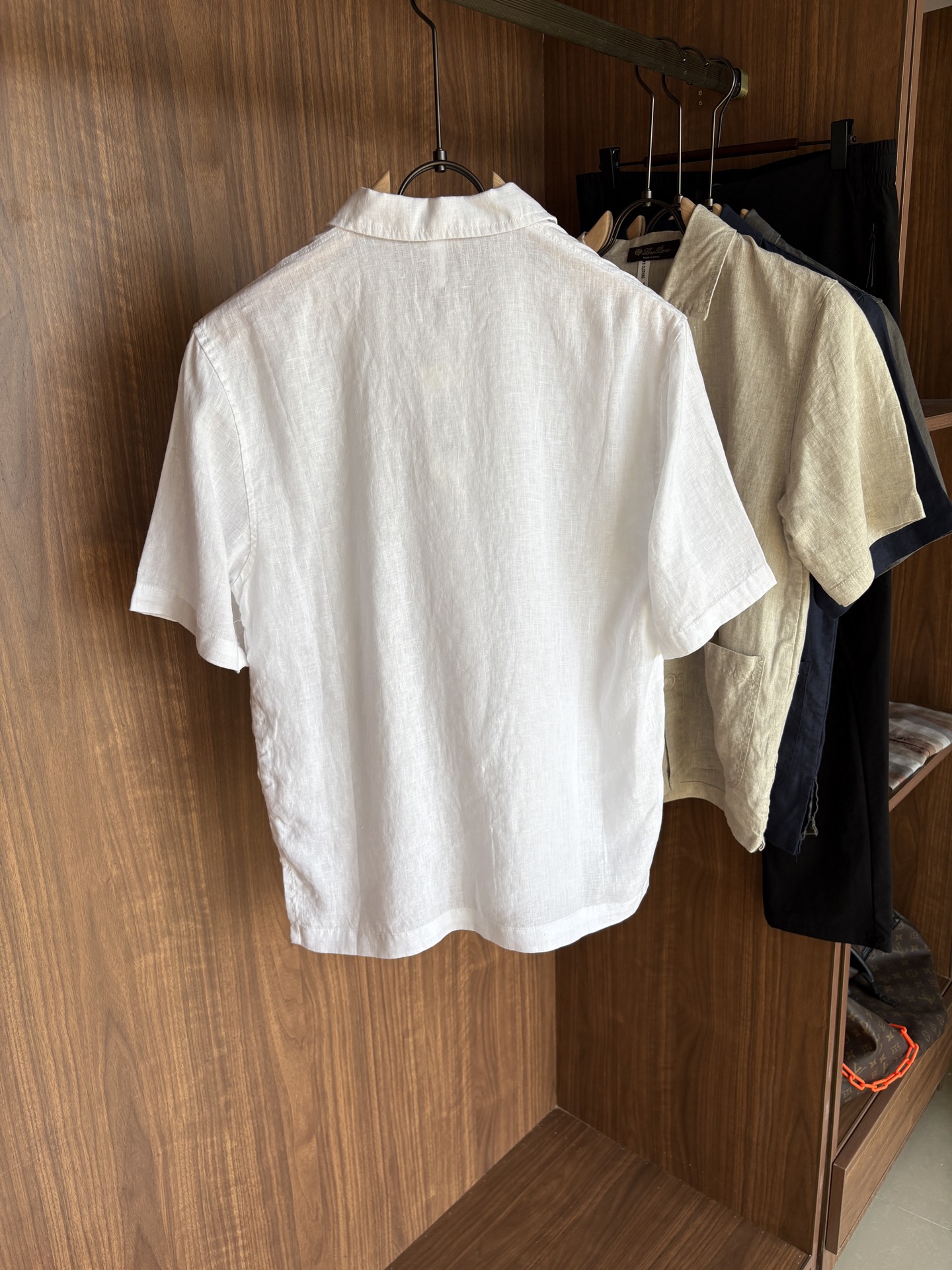 L家2025新款100%亚麻男士短袖，男装界的天花板，这款翻领麻料衫短袖精准到每一针的细腻工艺，完全区别