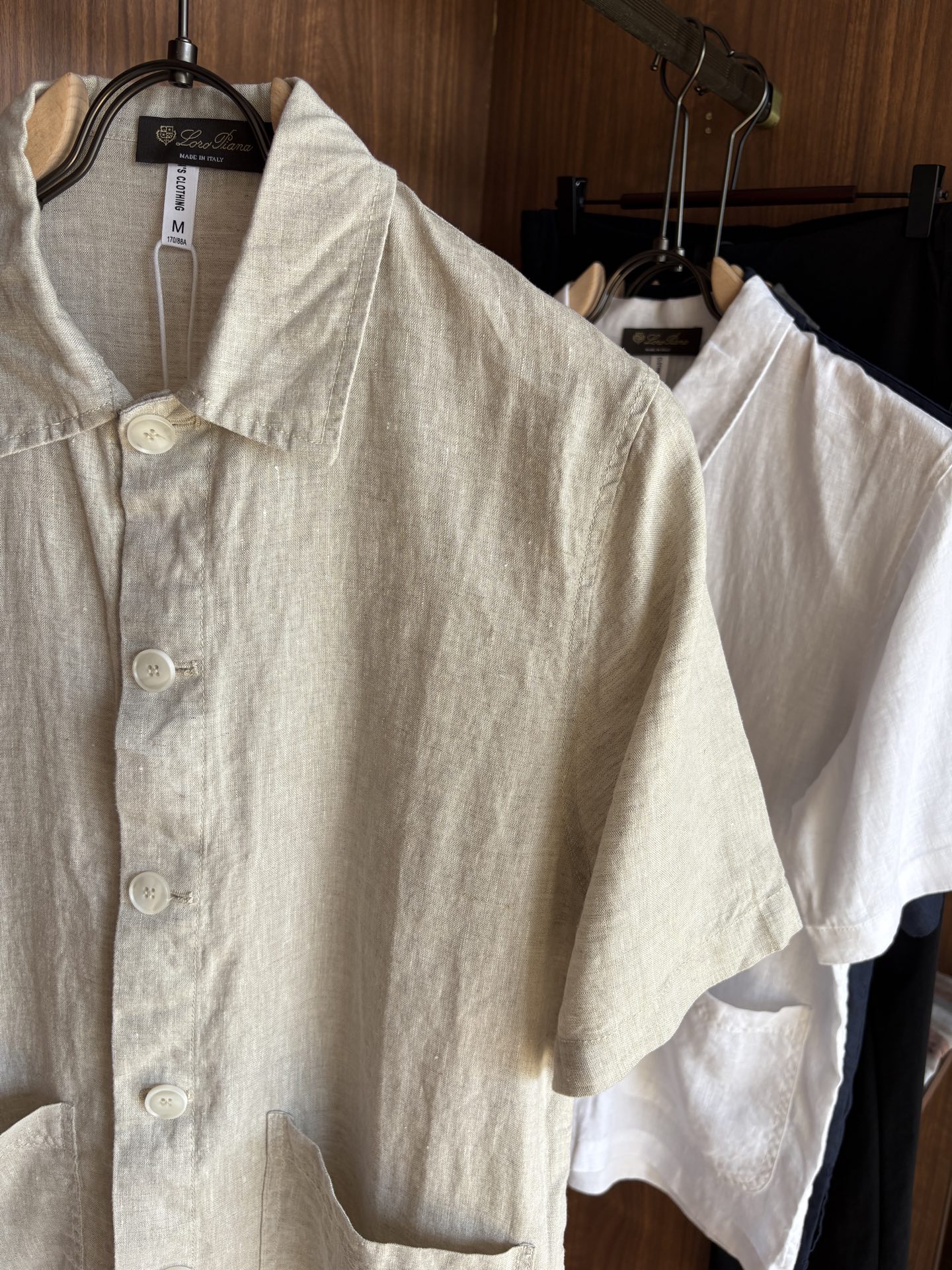 L家2025新款100%亚麻男士短袖，男装界的天花板，这款翻领麻料衫短袖精准到每一针的细腻工艺，完全区别