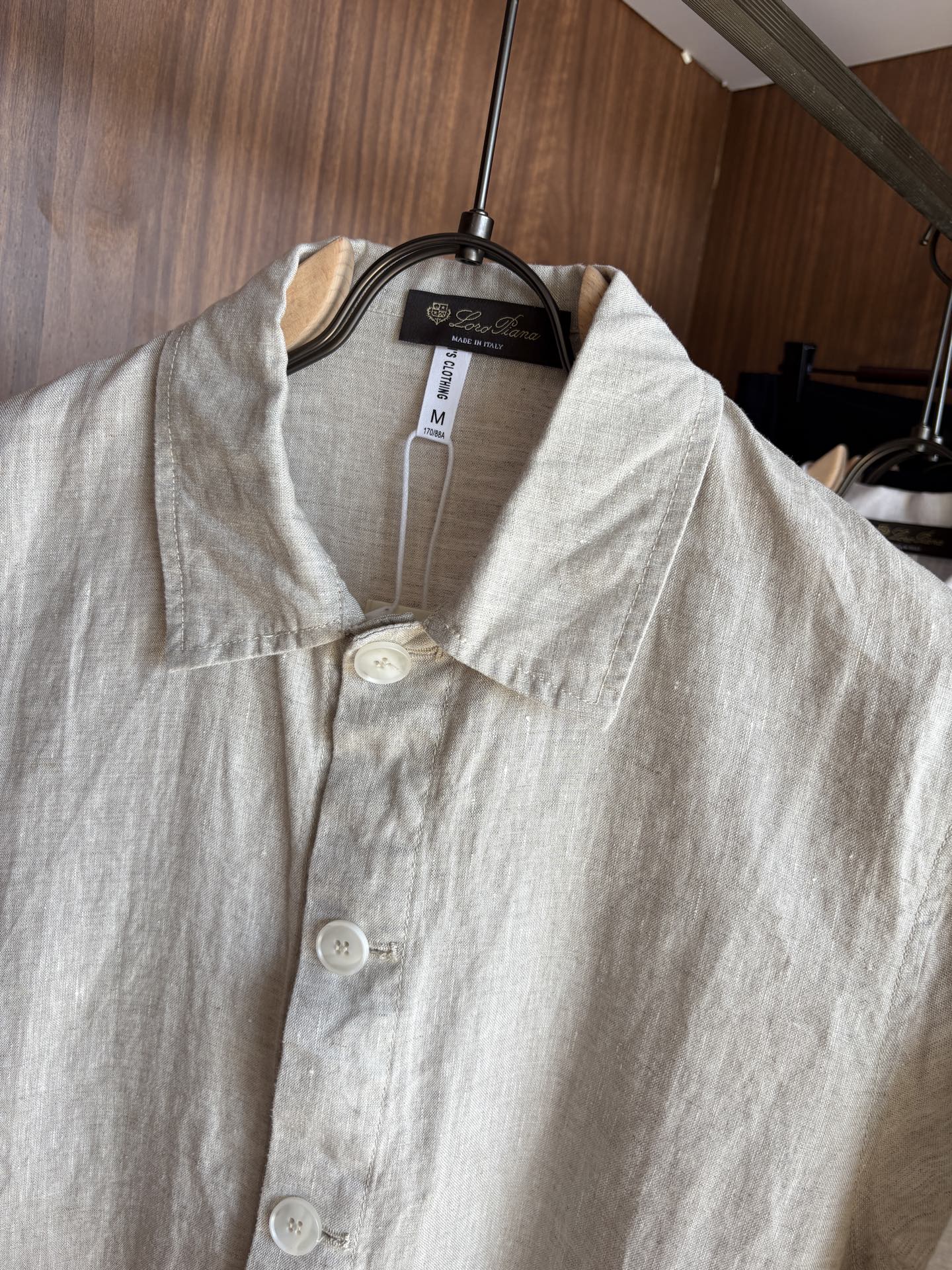 L家2025新款100%亚麻男士短袖，男装界的天花板，这款翻领麻料衫短袖精准到每一针的细腻工艺，完全区别