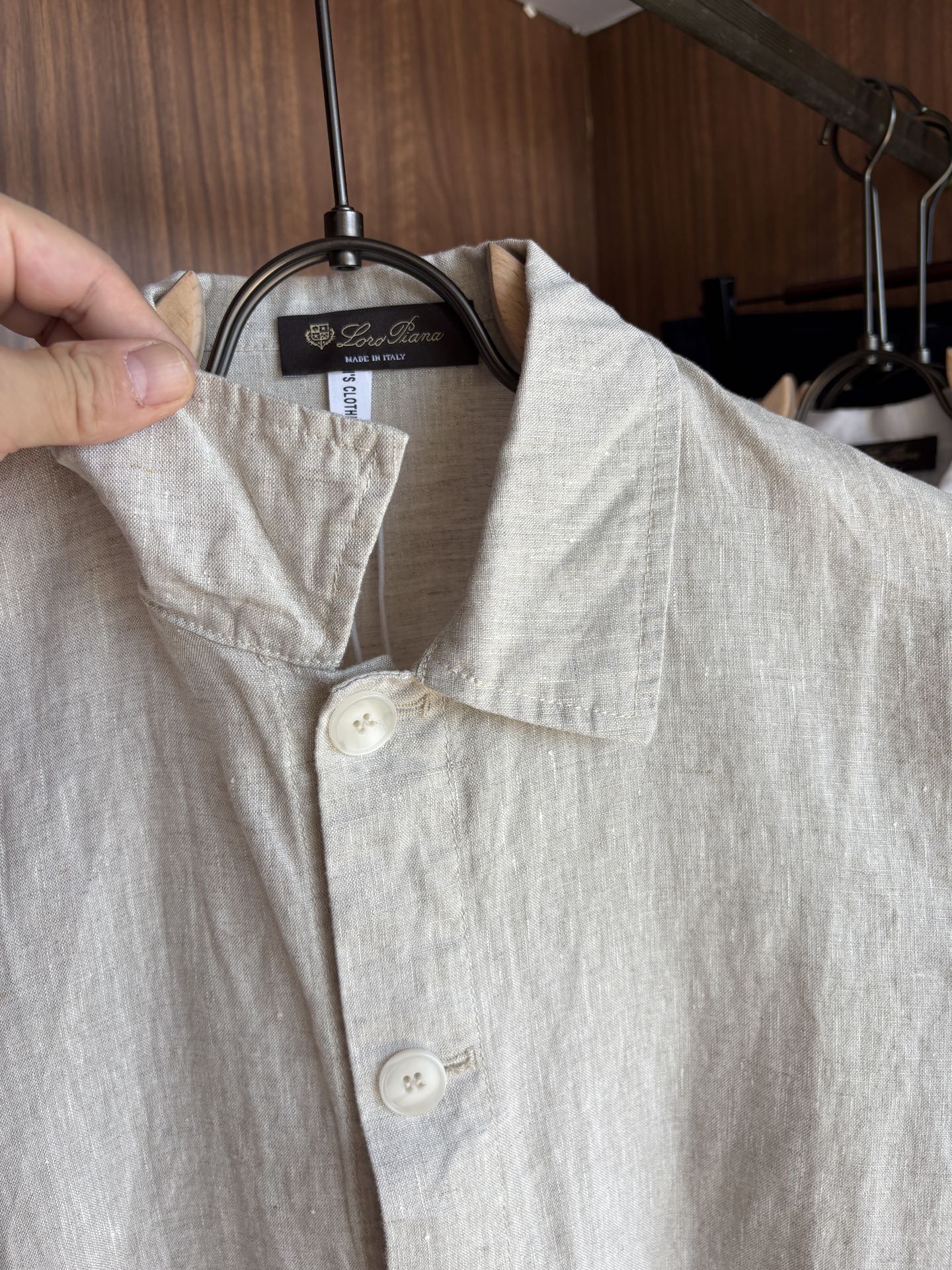 L家2025新款100%亚麻男士短袖，男装界的天花板，这款翻领麻料衫短袖精准到每一针的细腻工艺，完全区别