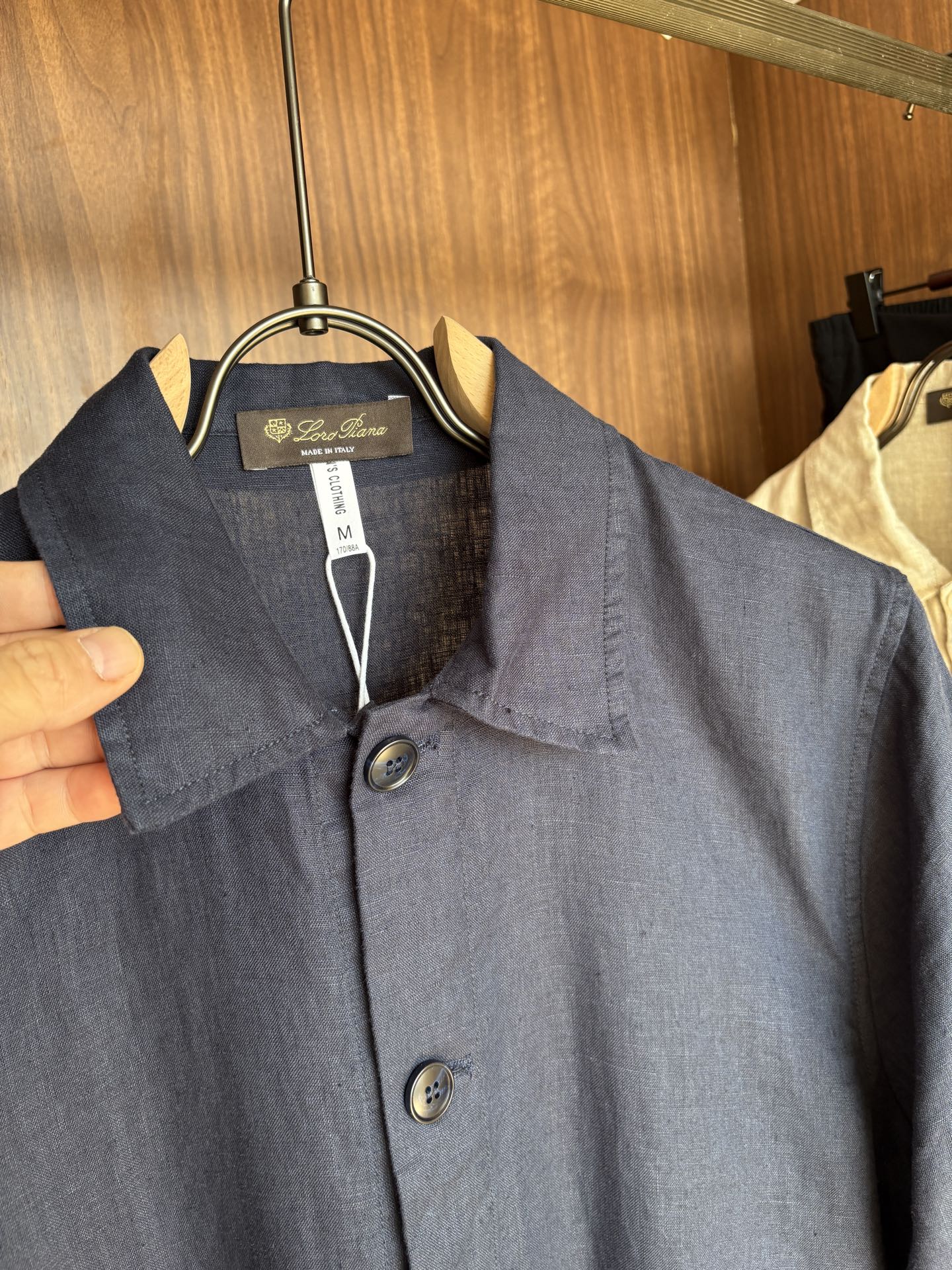 L家2025新款100%亚麻男士短袖，男装界的天花板，这款翻领麻料衫短袖精准到每一针的细腻工艺，完全区别