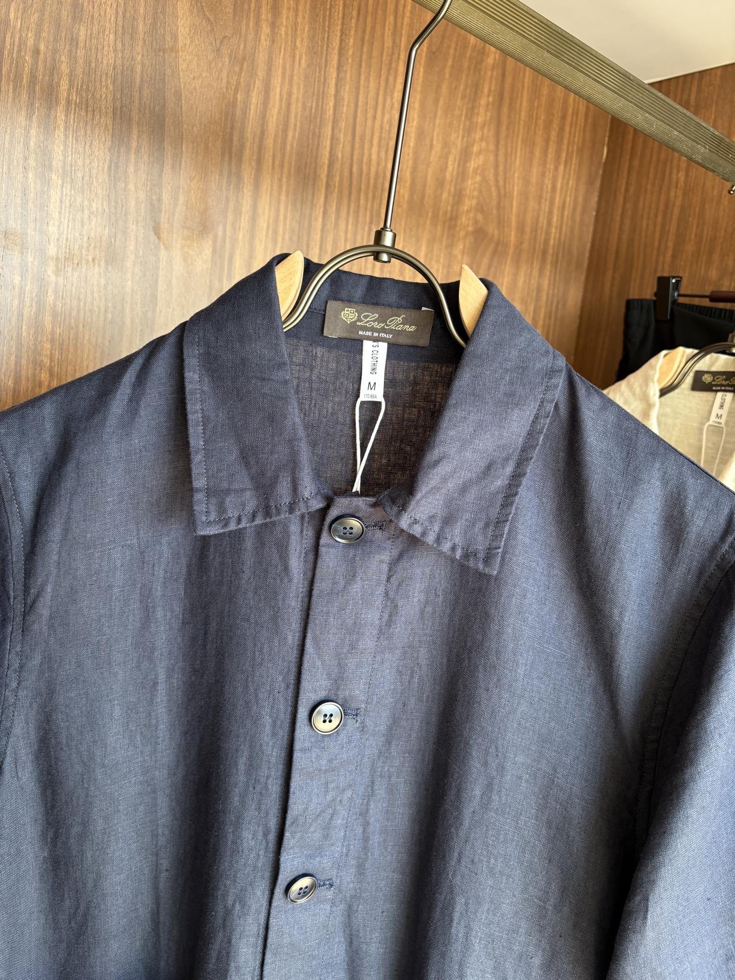 L家2025新款100%亚麻男士短袖，男装界的天花板，这款翻领麻料衫短袖精准到每一针的细腻工艺，完全区别