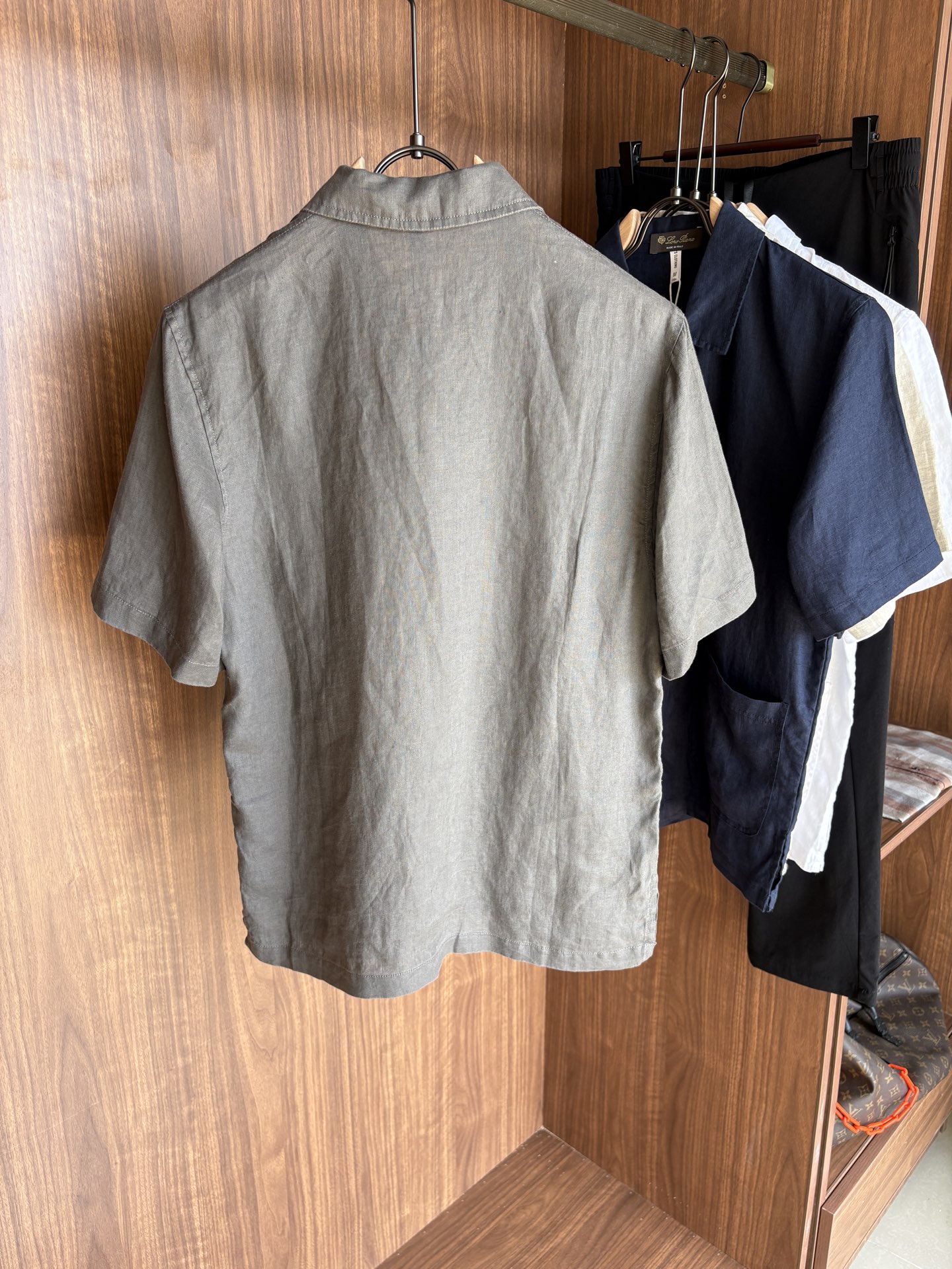 L家2025新款100%亚麻男士短袖，男装界的天花板，这款翻领麻料衫短袖精准到每一针的细腻工艺，完全区别