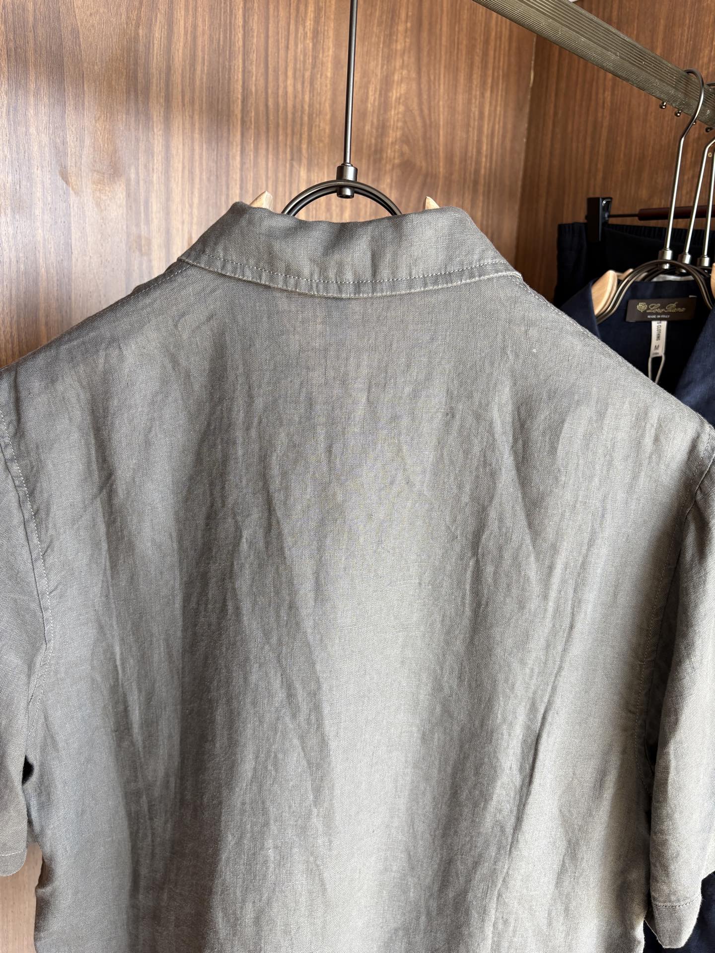 L家2025新款100%亚麻男士短袖，男装界的天花板，这款翻领麻料衫短袖精准到每一针的细腻工艺，完全区别