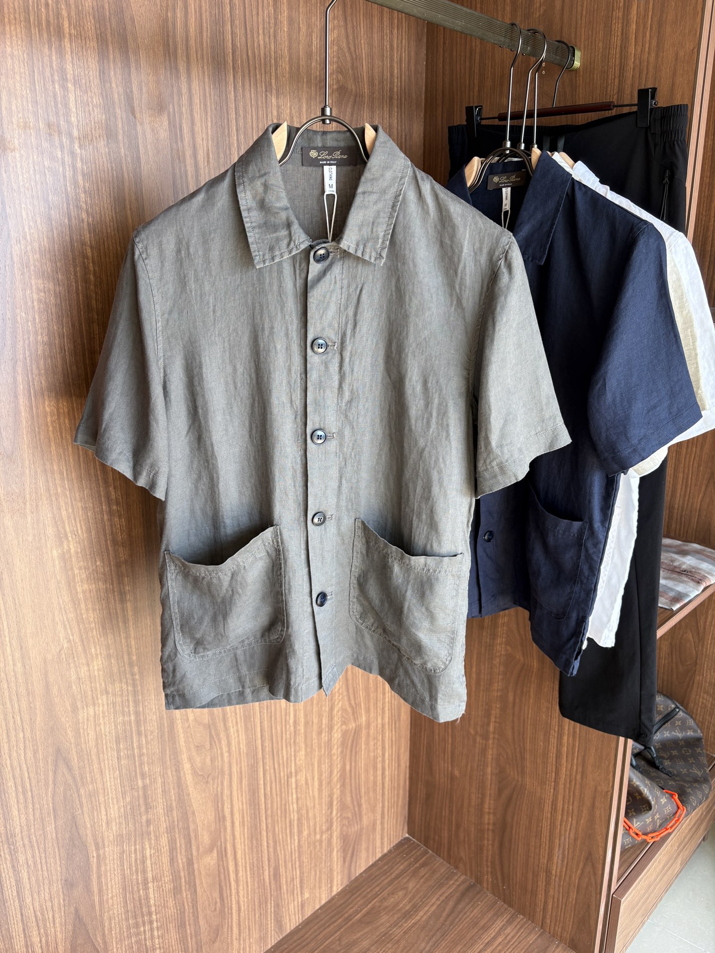 NO:486534,L's new linen men's short-sleeved sleeves, the ceiling of the men's clothing industry, this lapel linen shirt has a delicate craftsmanship precision in each needle, completely different from ordinary fabric cutting. The lines are smooth, the style is crisp, perfectly modifying the body, and the classic lapel design is simple but not atmospheric. The texture is silky, close to the body, skin-friendly and breathable!  Whether it is daily going out or business leisure, you can easily control it, demonstrating the elegant temperament of a man!  Code number M-3XL (48-56), louis vuitton, T-shirt, alexander wang19860909L家2025新款亚麻男士短袖,男装界的天花板,这款翻领麻料衫短袖精准到每一针的细腻工艺,完全区别于普通面料裁剪.线条流畅,版型挺括,完美修饰身形,经典翻领设计,简约而不失大气.质感丝滑,贴身亲肤透气！无论是日常出街还是商务休闲,都能轻松驾驭,彰显男士优雅气质！ 码数M-3XL（48-56）,,louis vuitton,T-shirt,alexander wang,Men's clothing