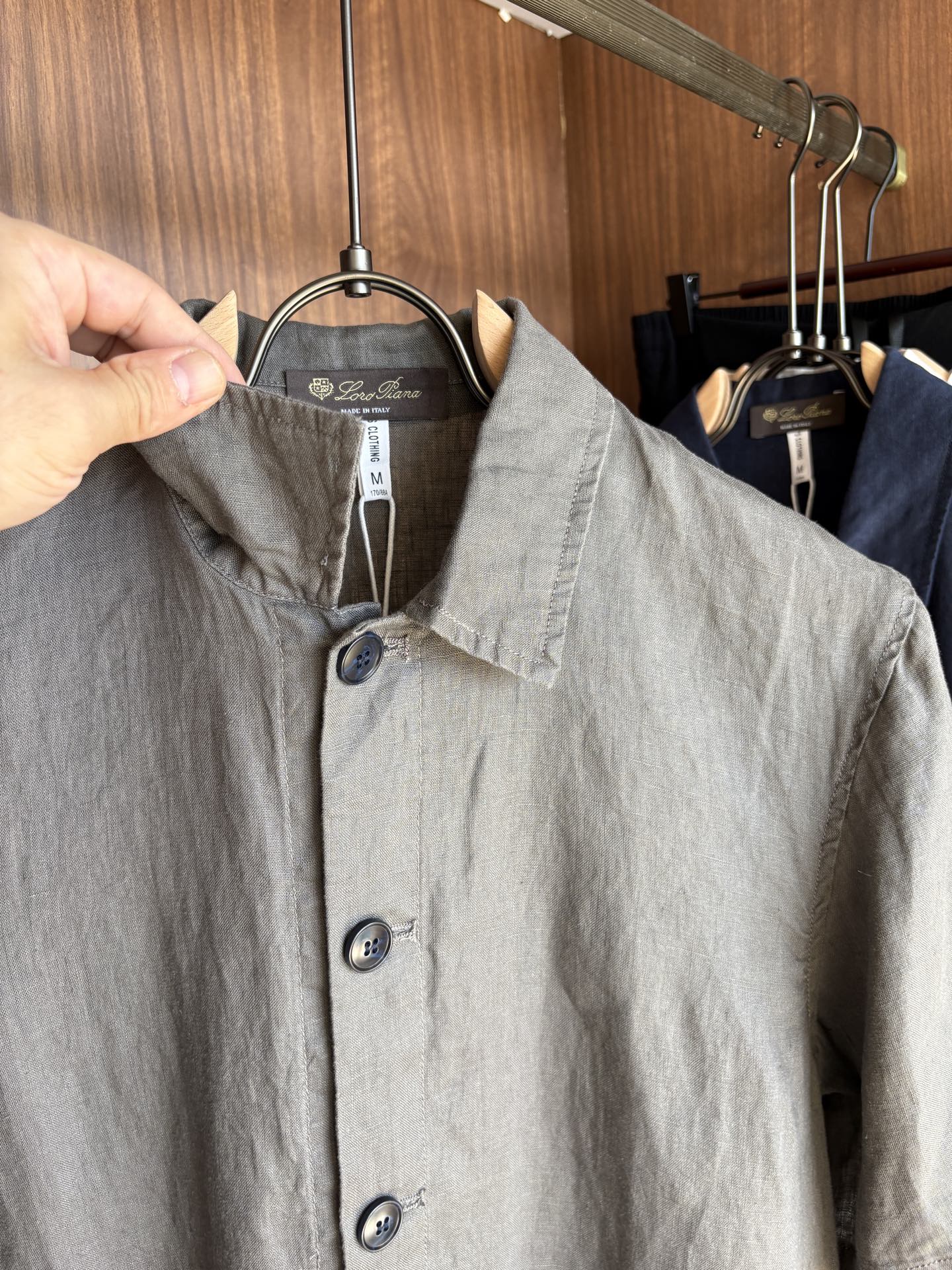 L家2025新款100%亚麻男士短袖，男装界的天花板，这款翻领麻料衫短袖精准到每一针的细腻工艺，完全区别