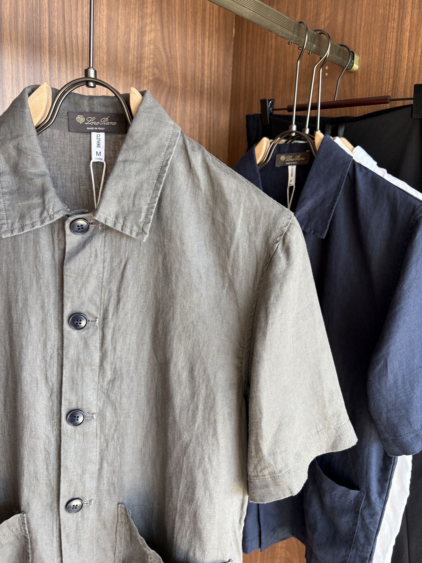 L家2025新款100%亚麻男士短袖，男装界的天花板，这款翻领麻料衫短袖精准到每一针的细腻工艺，完全区别