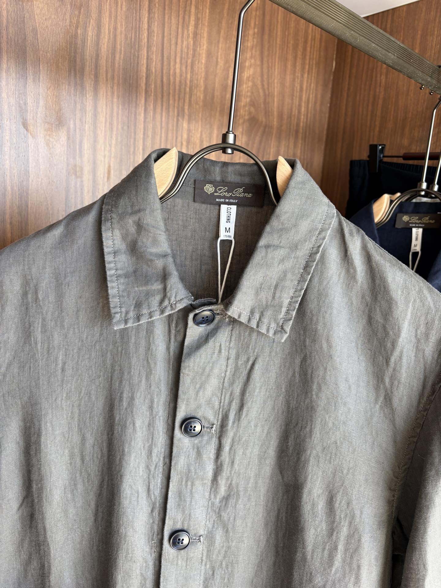 L家2025新款100%亚麻男士短袖，男装界的天花板，这款翻领麻料衫短袖精准到每一针的细腻工艺，完全区别